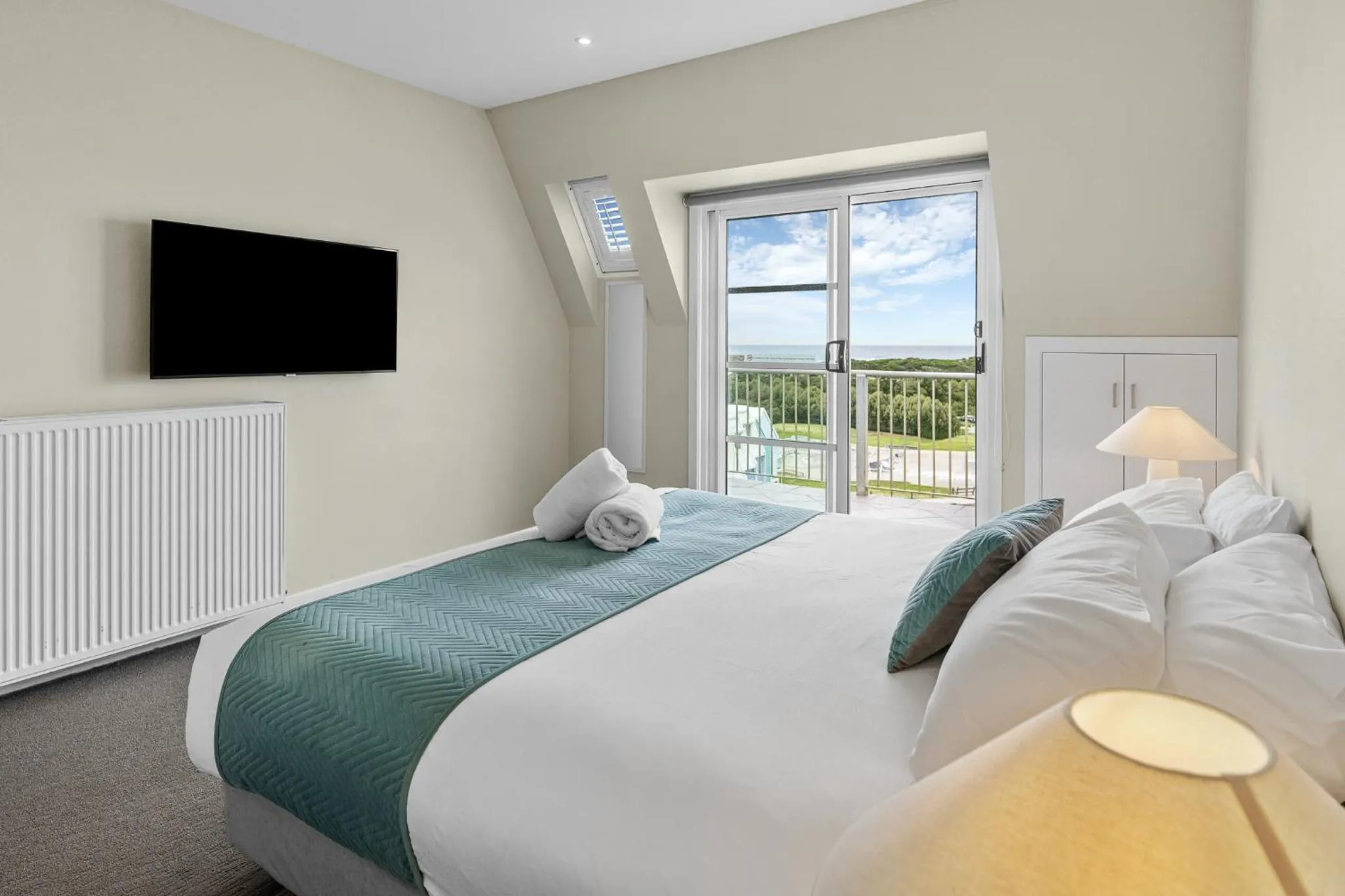 Bedroom, Bed in Deep Blue Hotel & Hot Springs