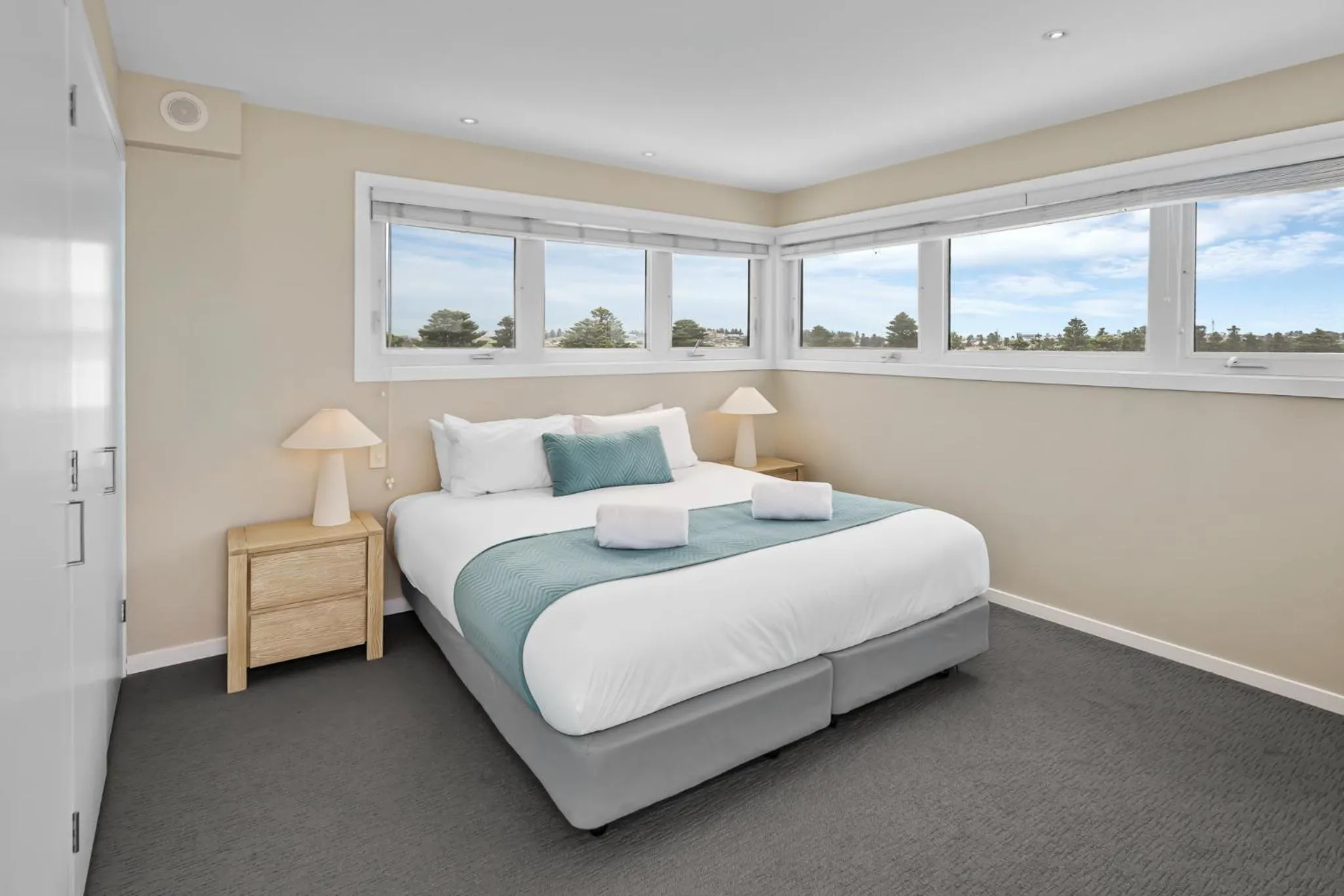 Bedroom, Bed in Deep Blue Hotel & Hot Springs