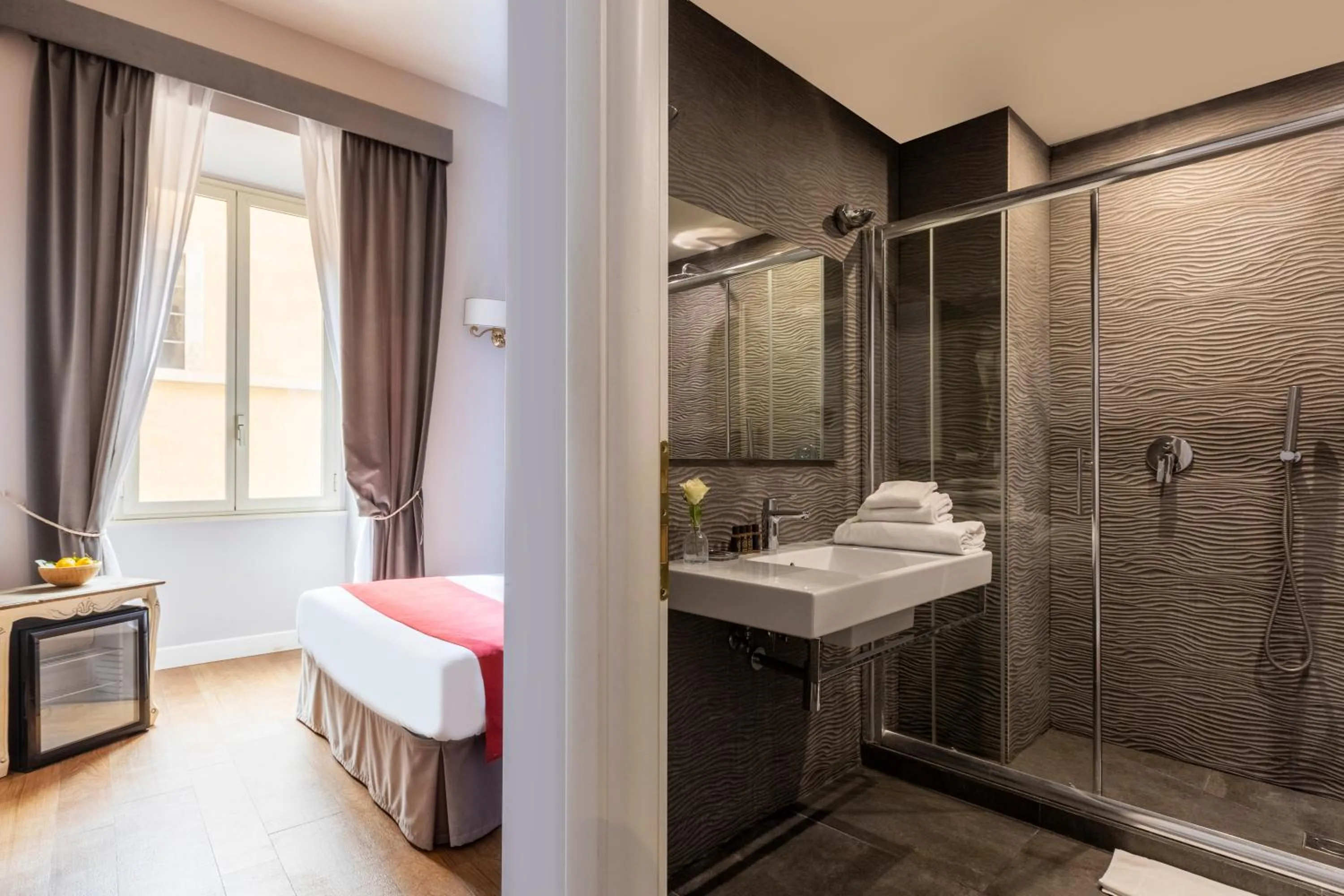 Photo of the whole room in Spagna Art & Suites - CA Domus Collection