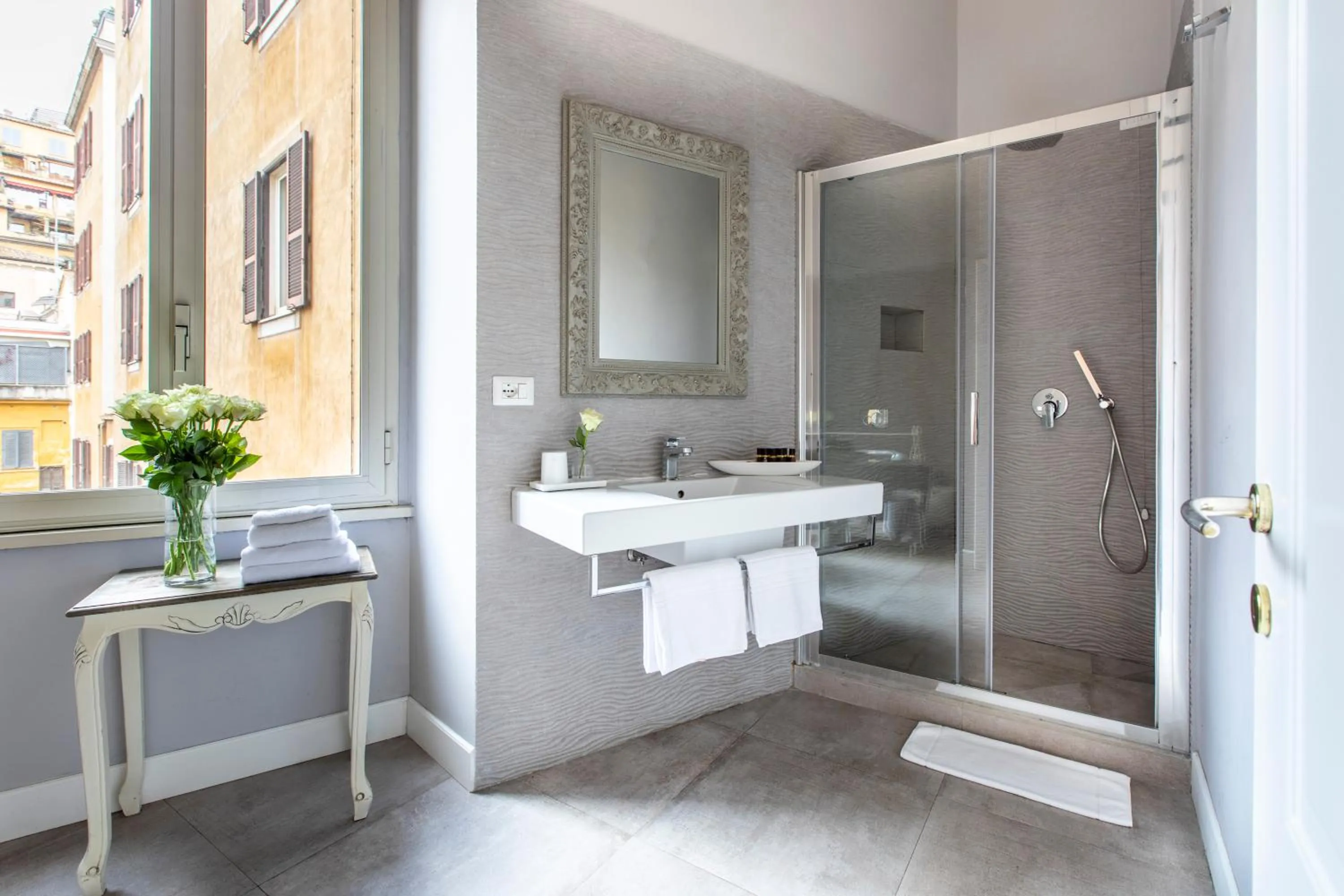 Bathroom in Spagna Art & Suites - CA Domus Collection