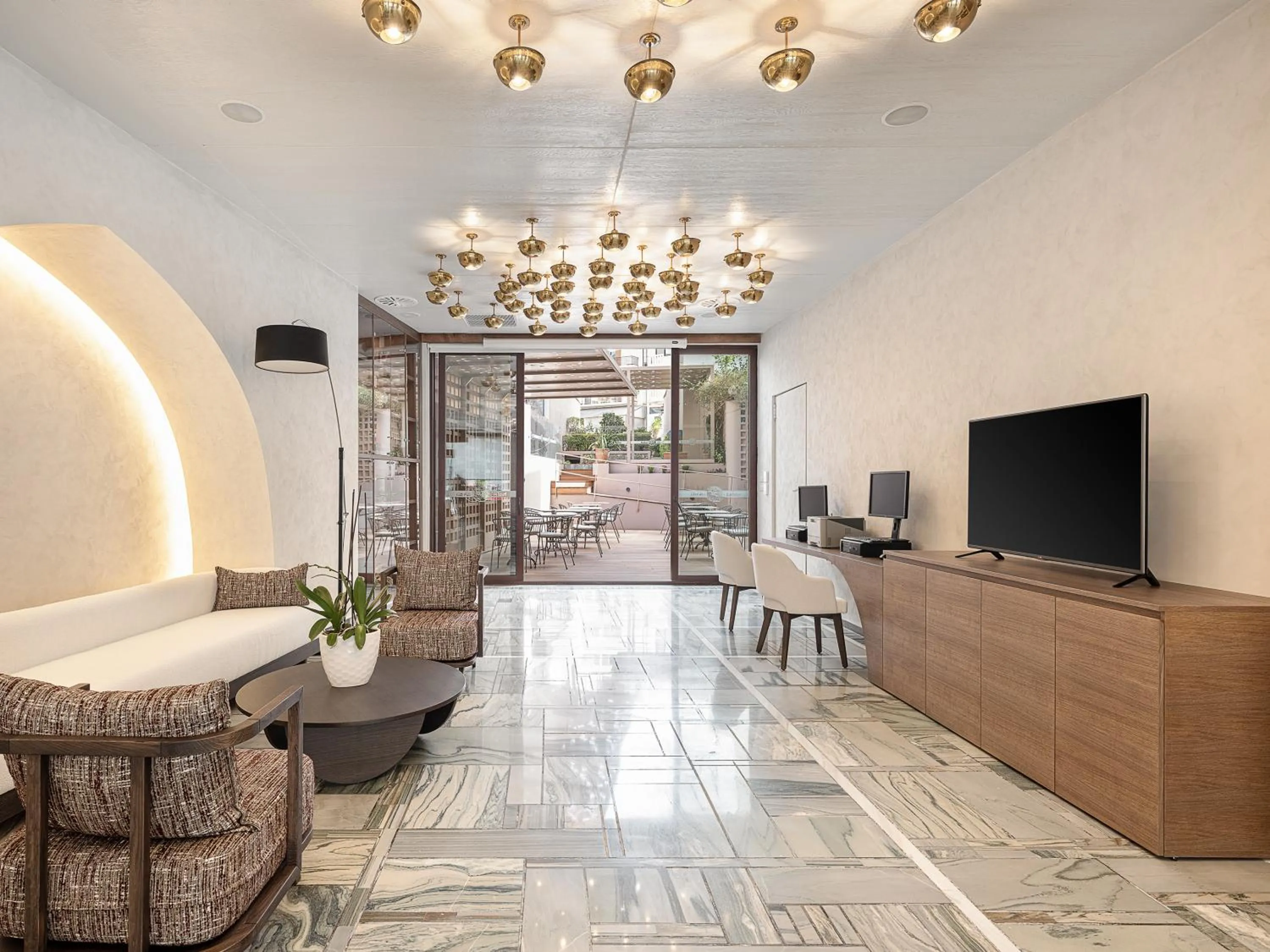 Communal lounge/ TV room in Civitel Akali Hotel