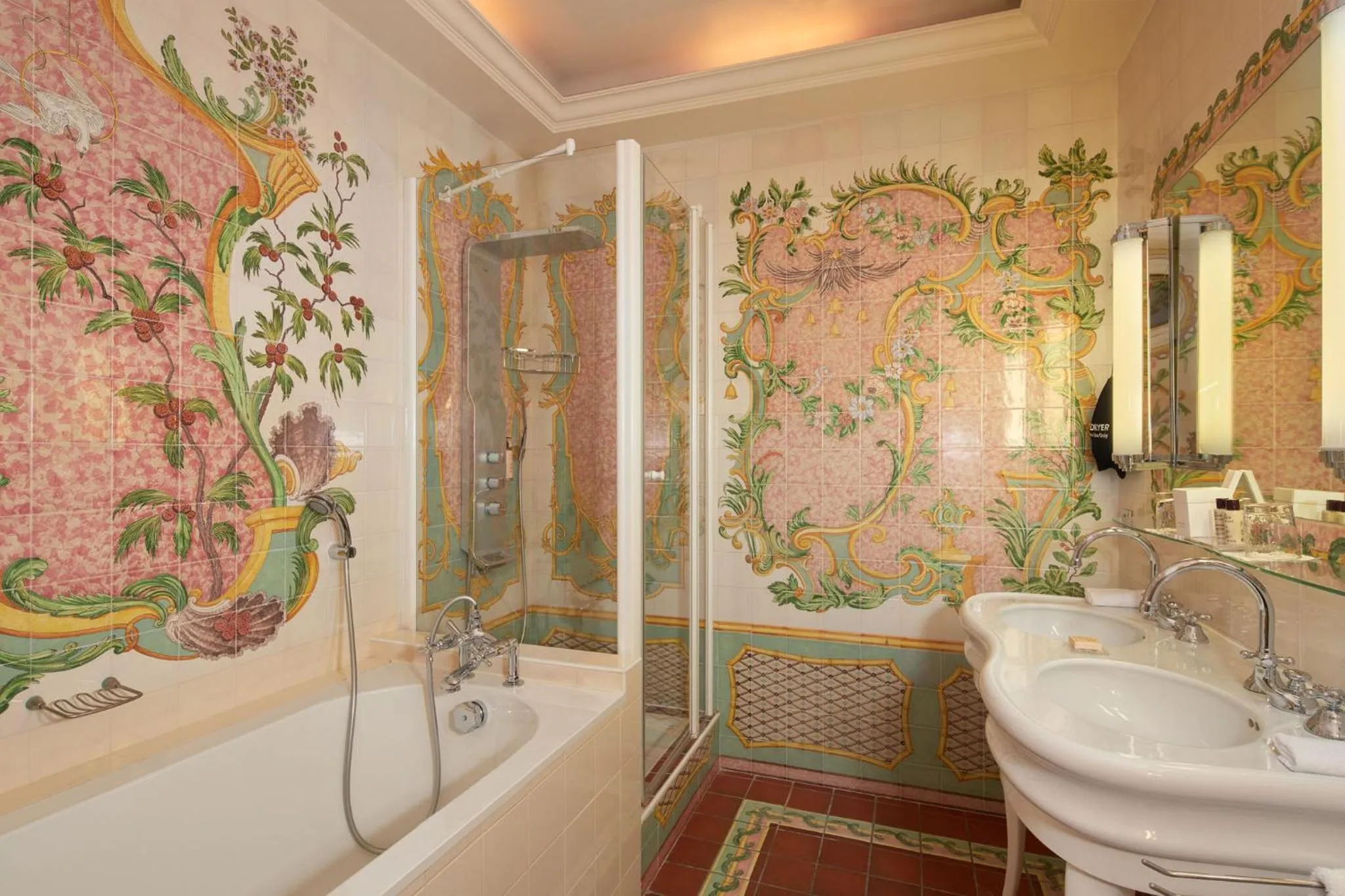 Shower in Hôtel Raphael