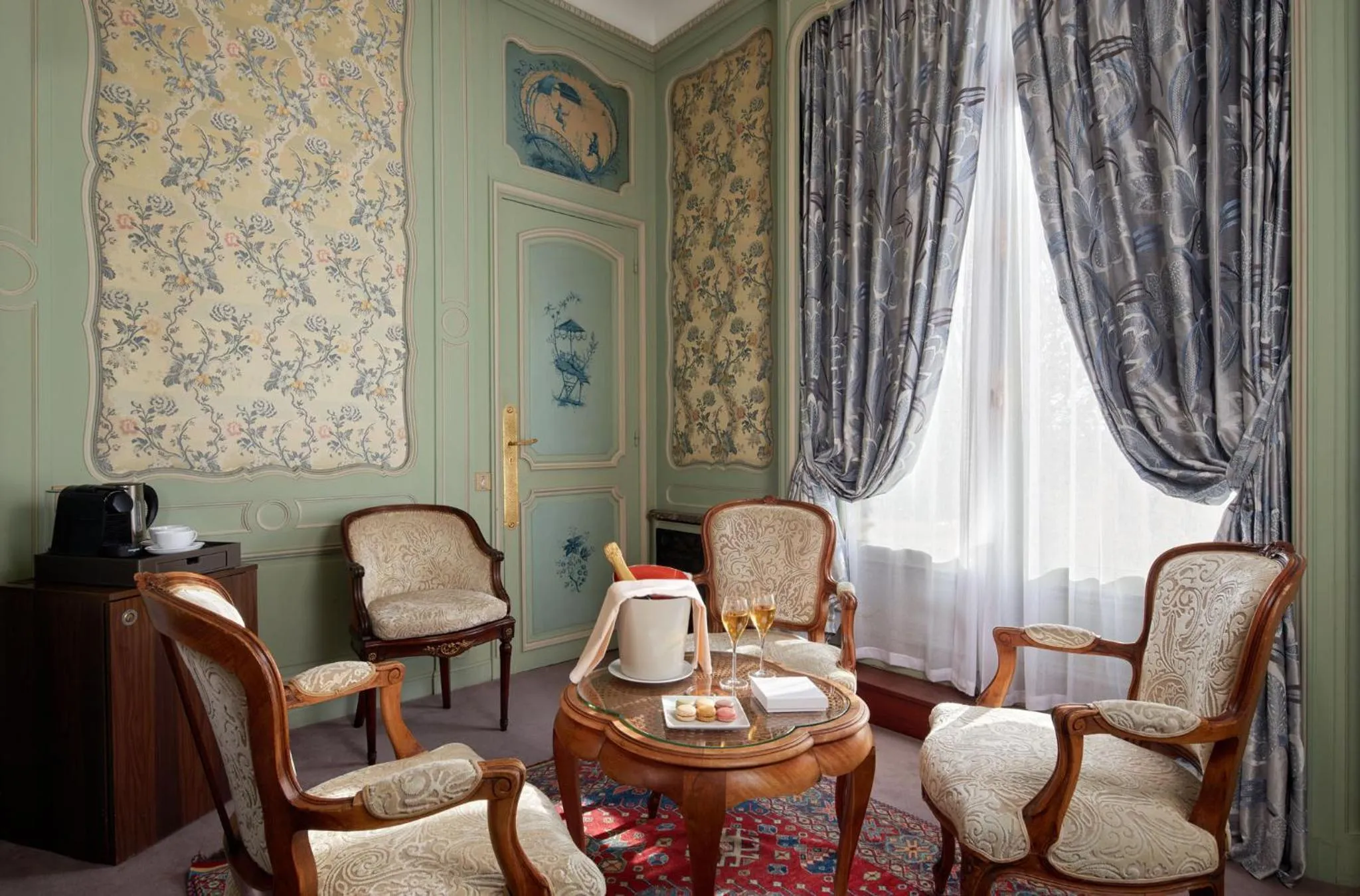 Seating area in Hôtel Raphael