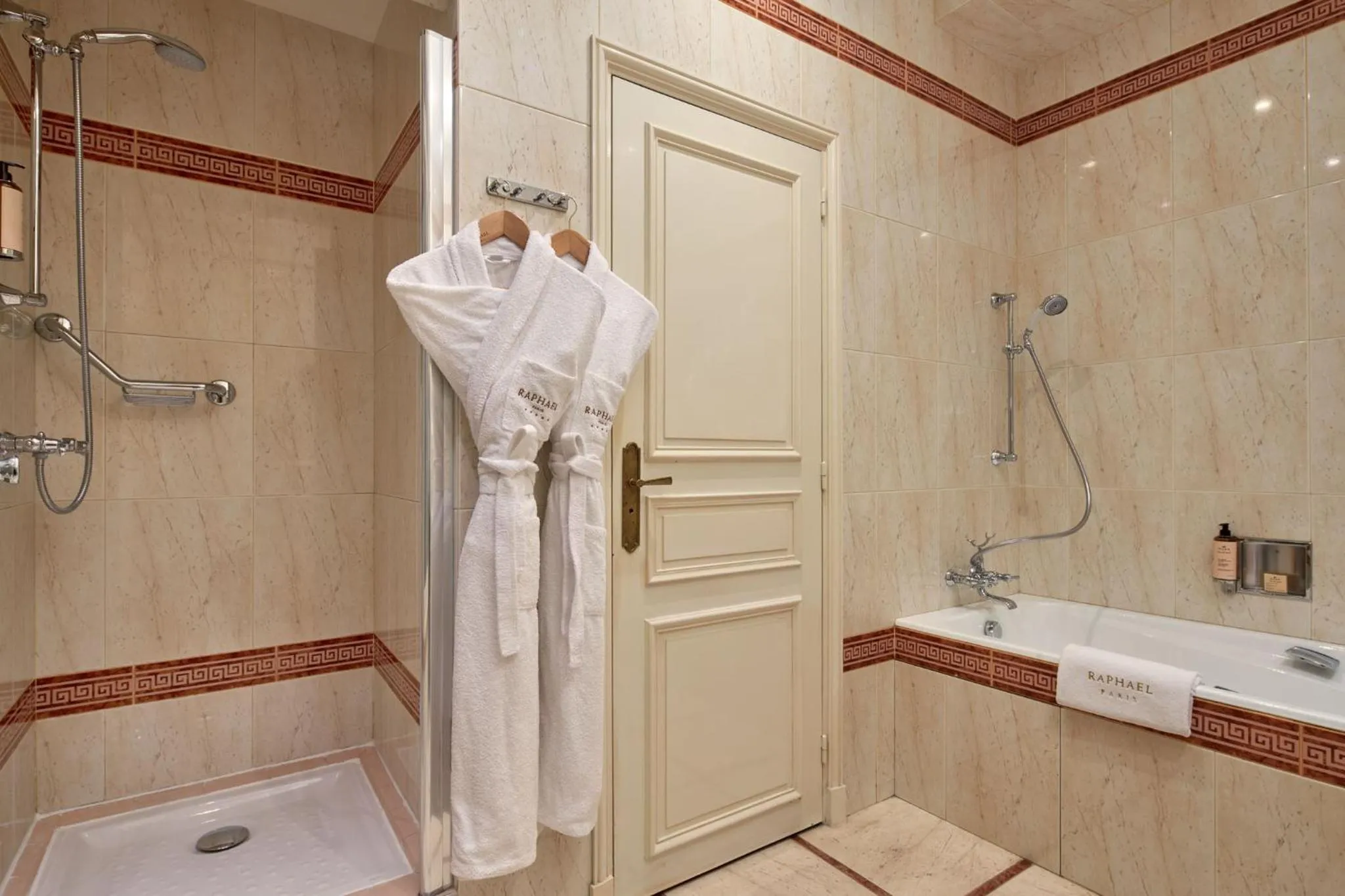 Shower in Hôtel Raphael