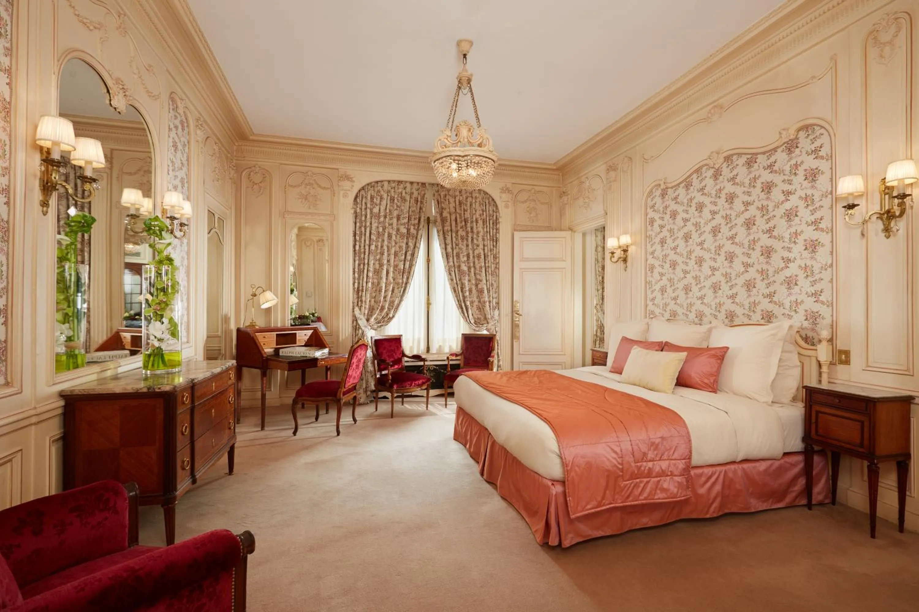 Photo of the whole room in Hôtel Raphael