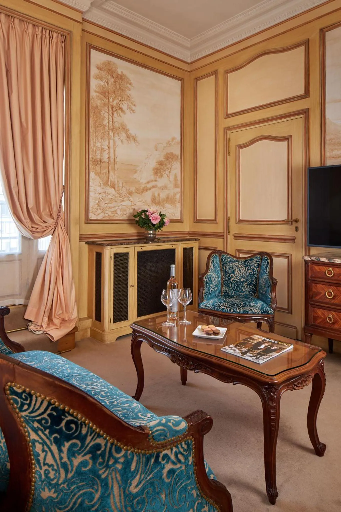 TV and multimedia in Hôtel Raphael