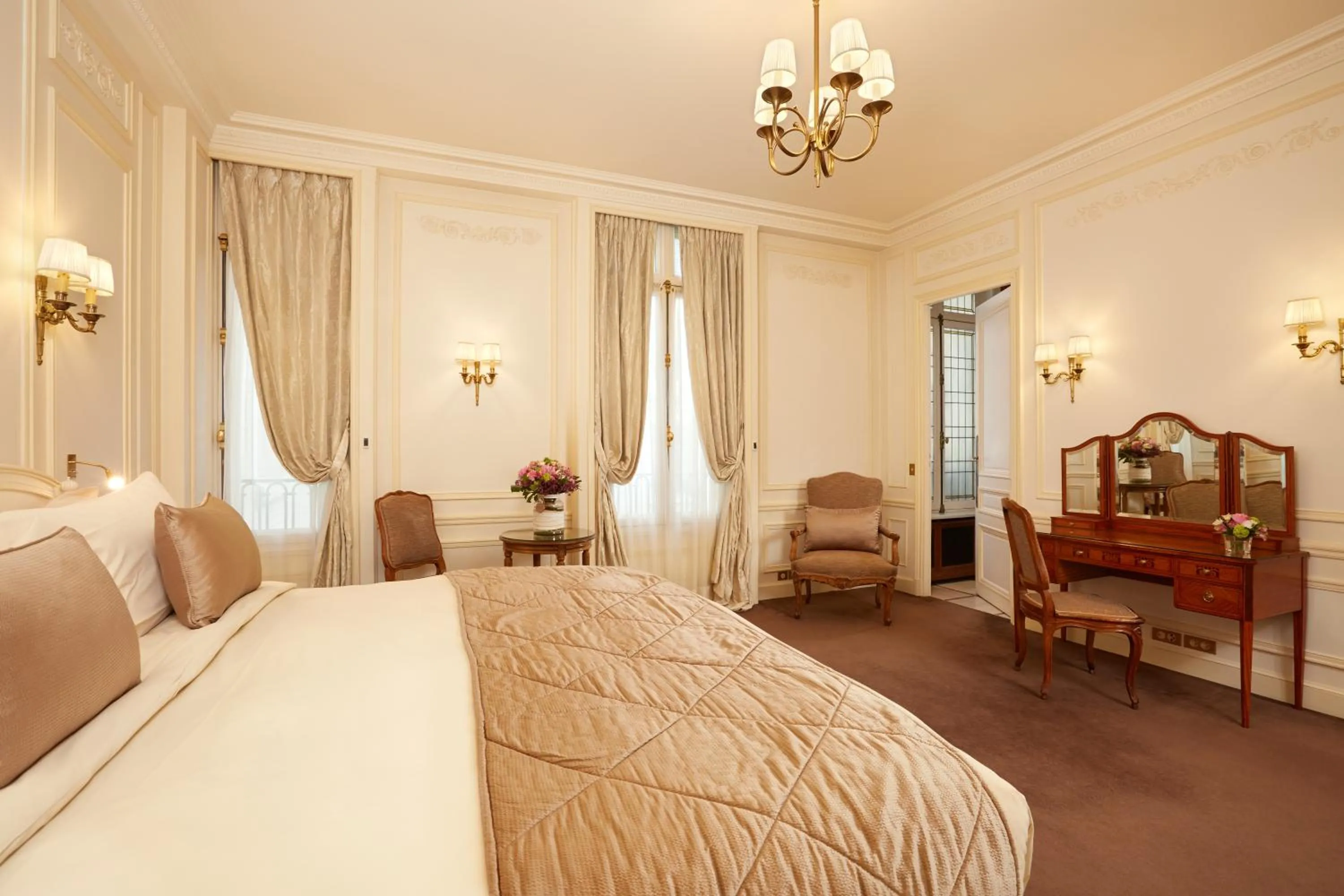 Photo of the whole room in Hôtel Raphael