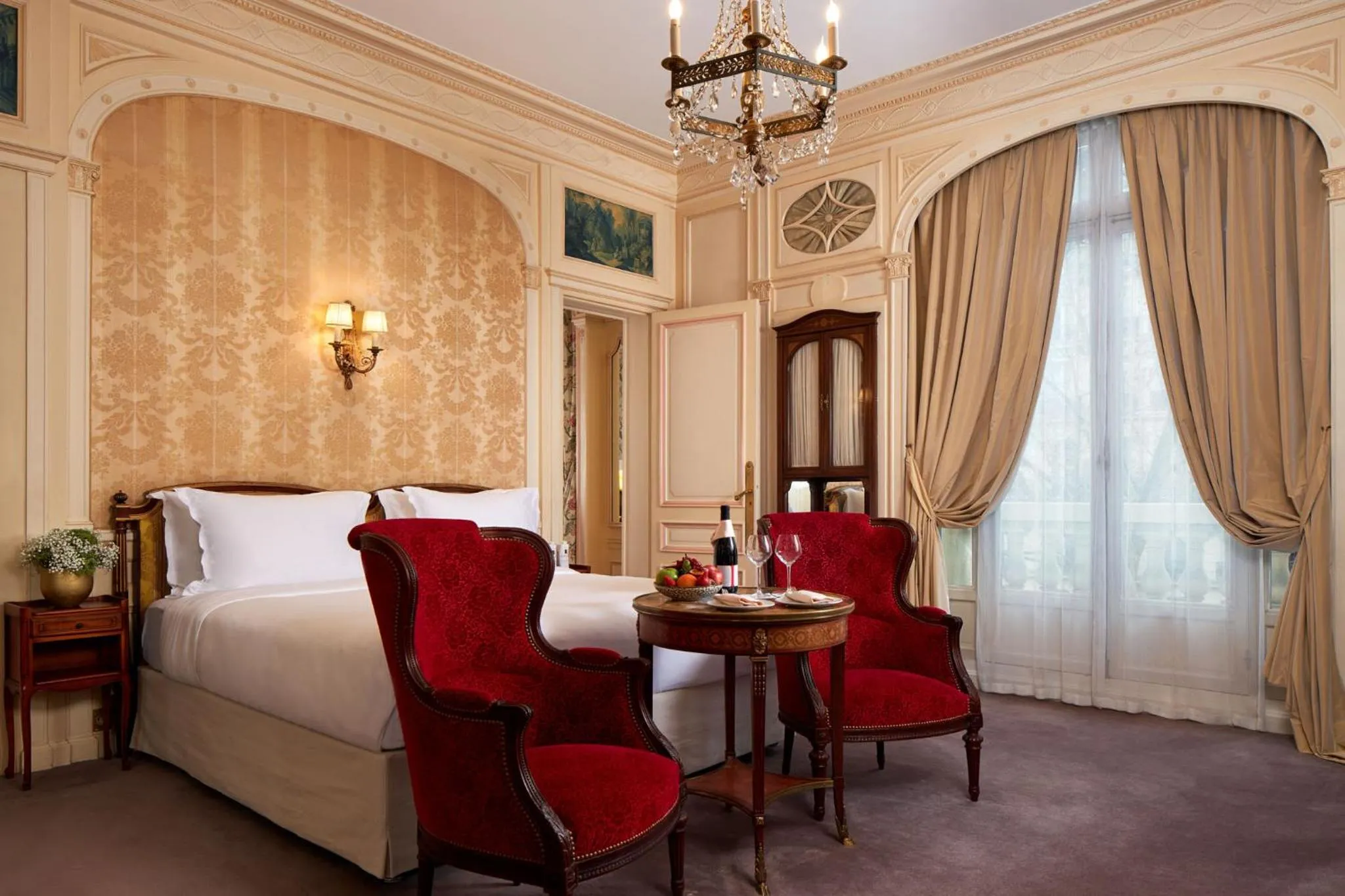 Photo of the whole room in Hôtel Raphael