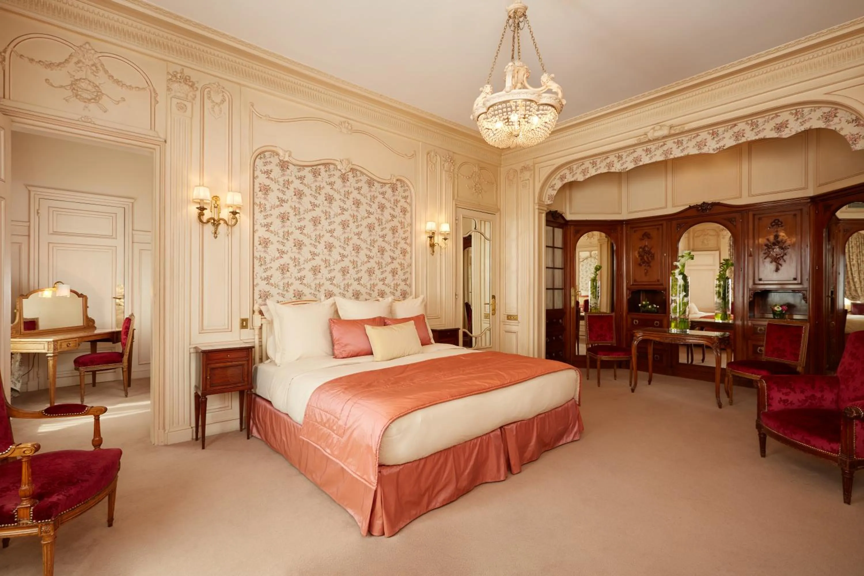 Photo of the whole room in Hôtel Raphael