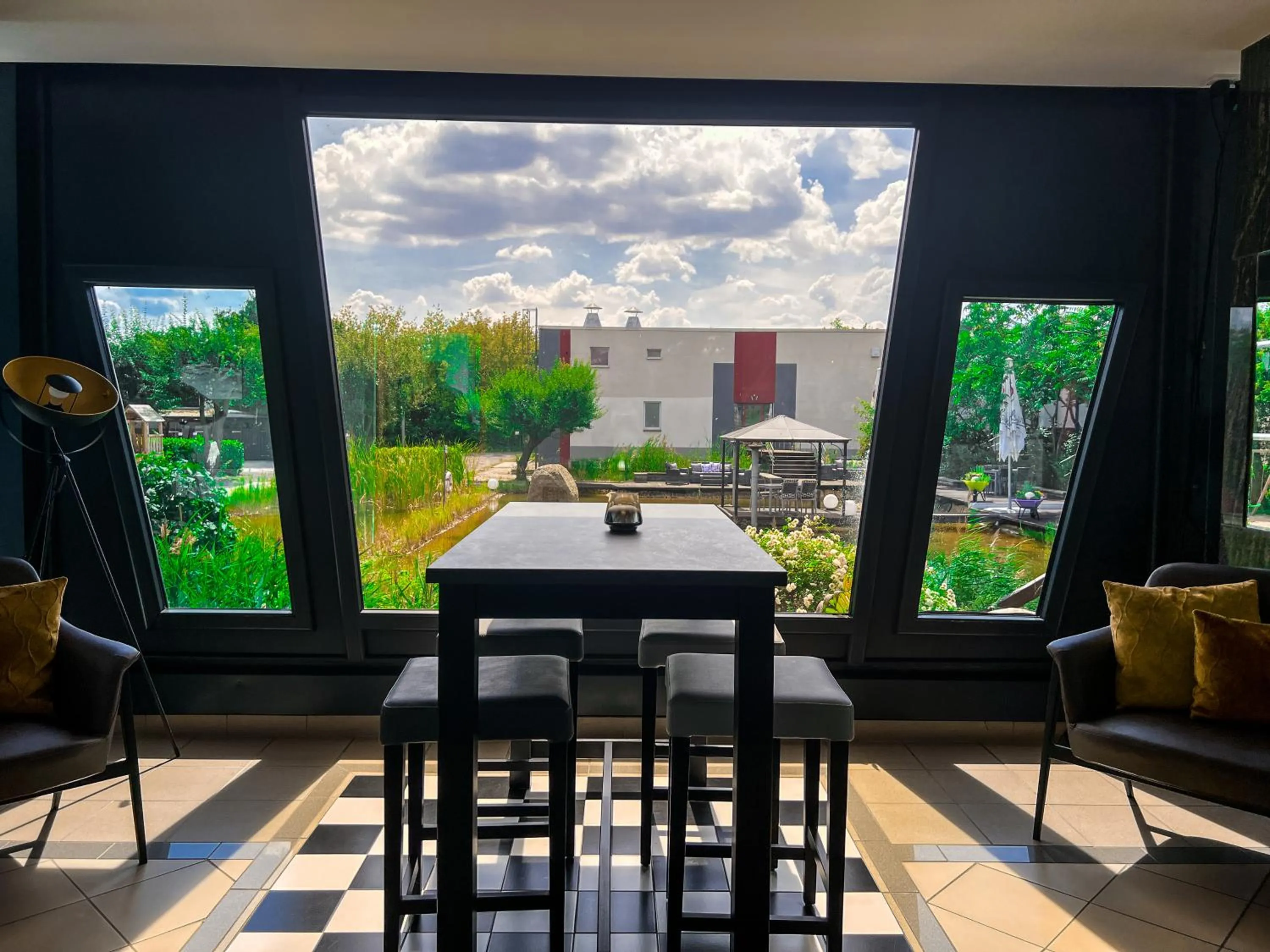 Communal lounge/ TV room in SKYHOTEL Merseburg