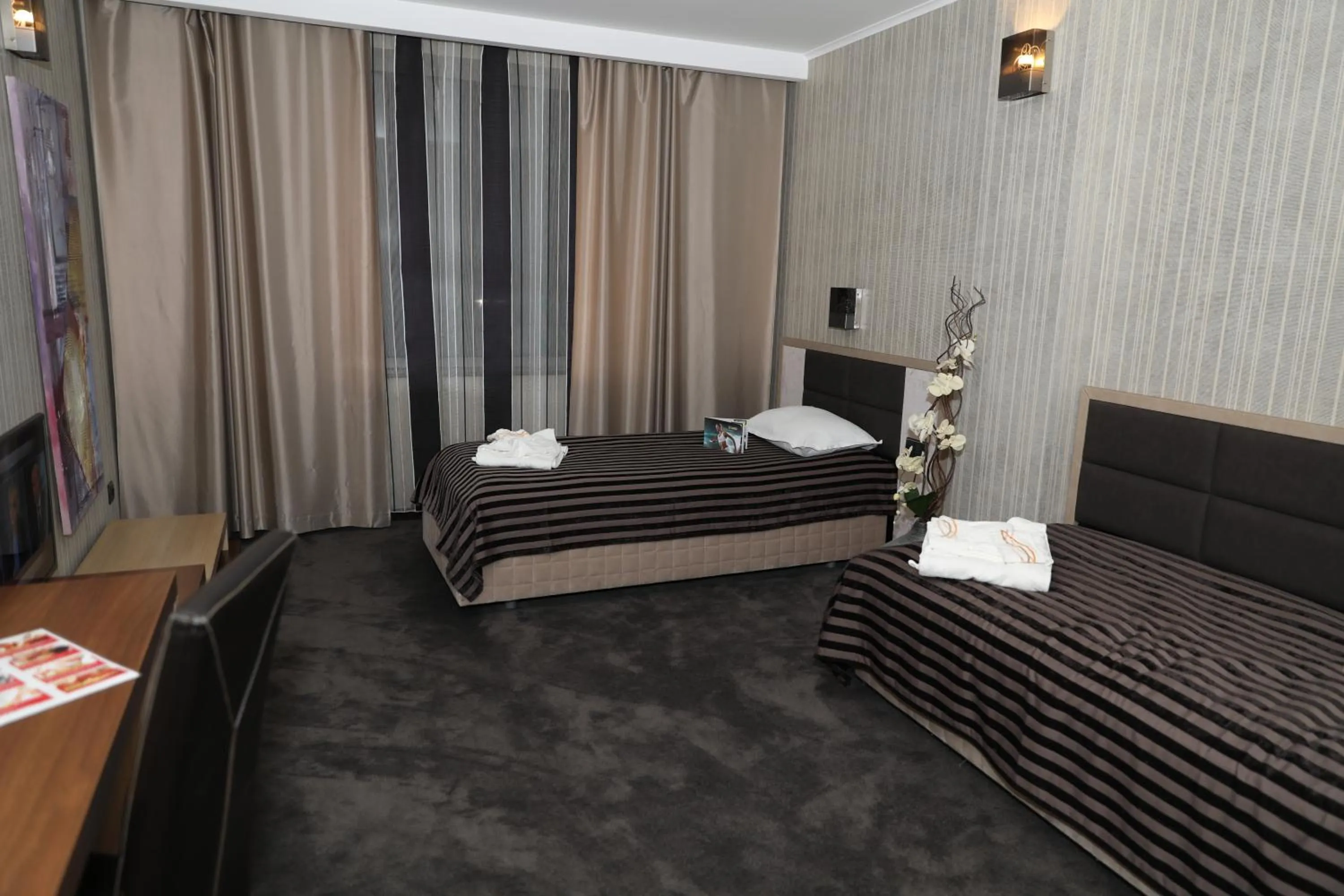 Photo of the whole room, Bed in Cosmopolitan Hotel & Wellness