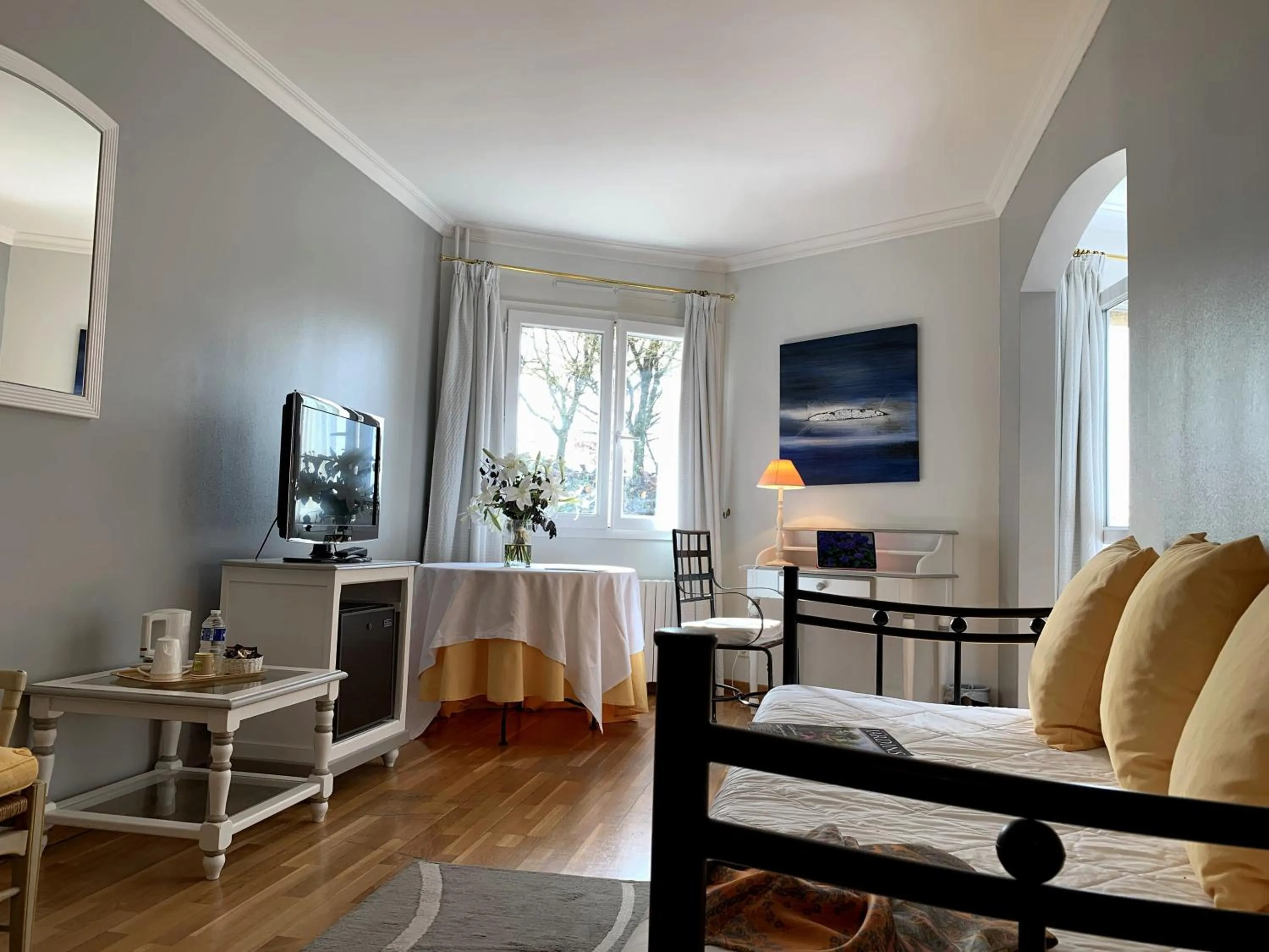 TV and multimedia in Hôtel Causse Comtal Rodez, The Originals Relais