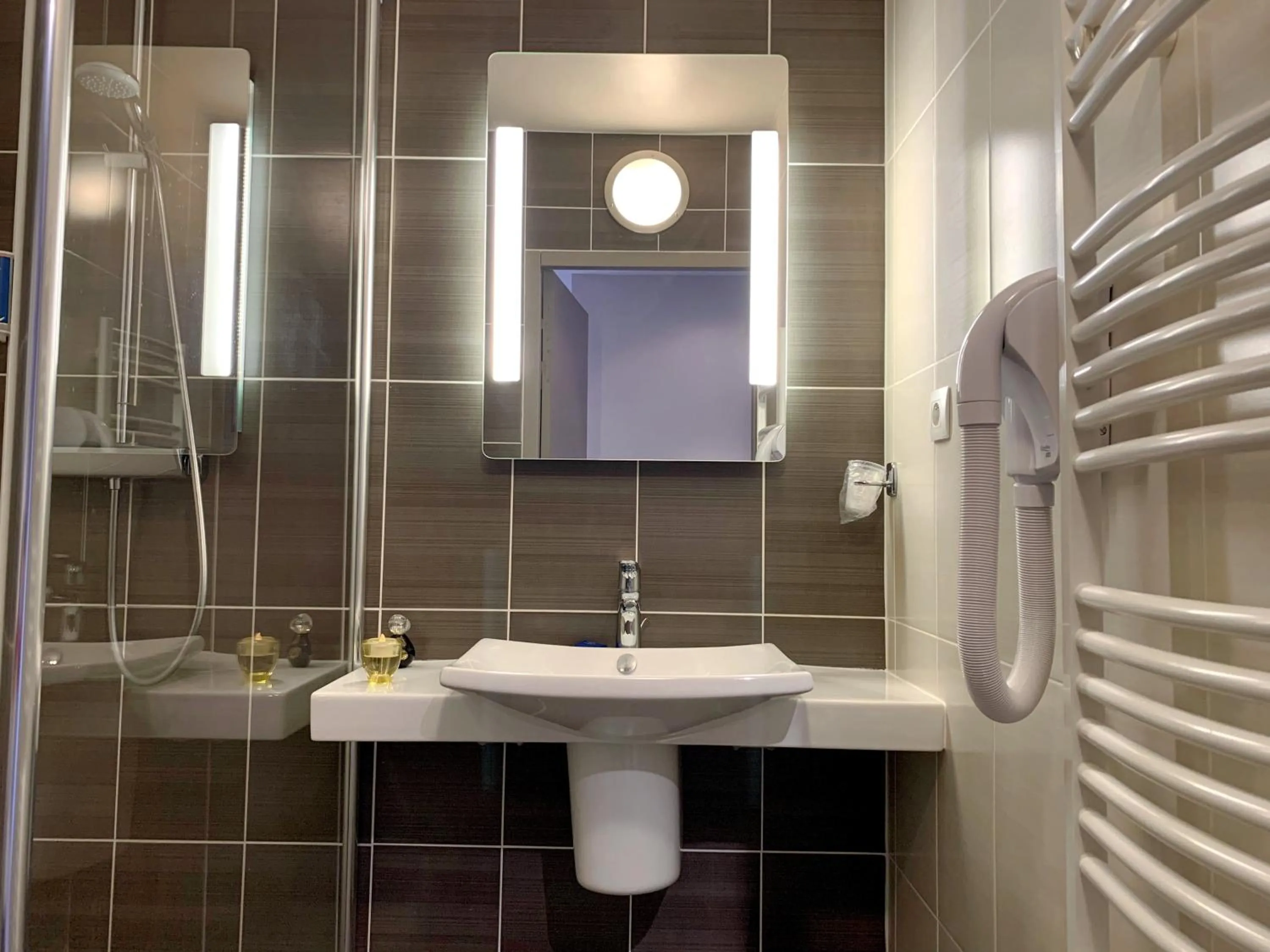 Bathroom in Hôtel Causse Comtal Rodez, The Originals Relais