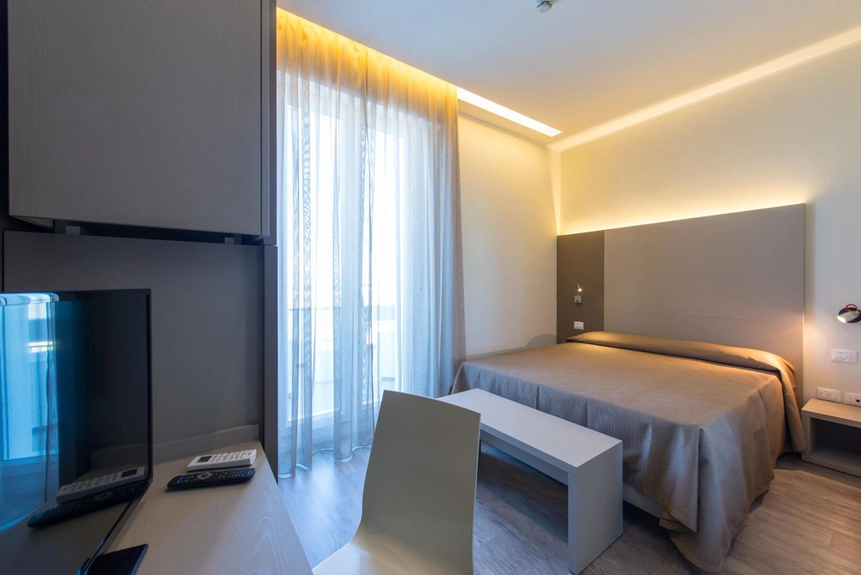 Photo of the whole room, Bed in Hotel 2000