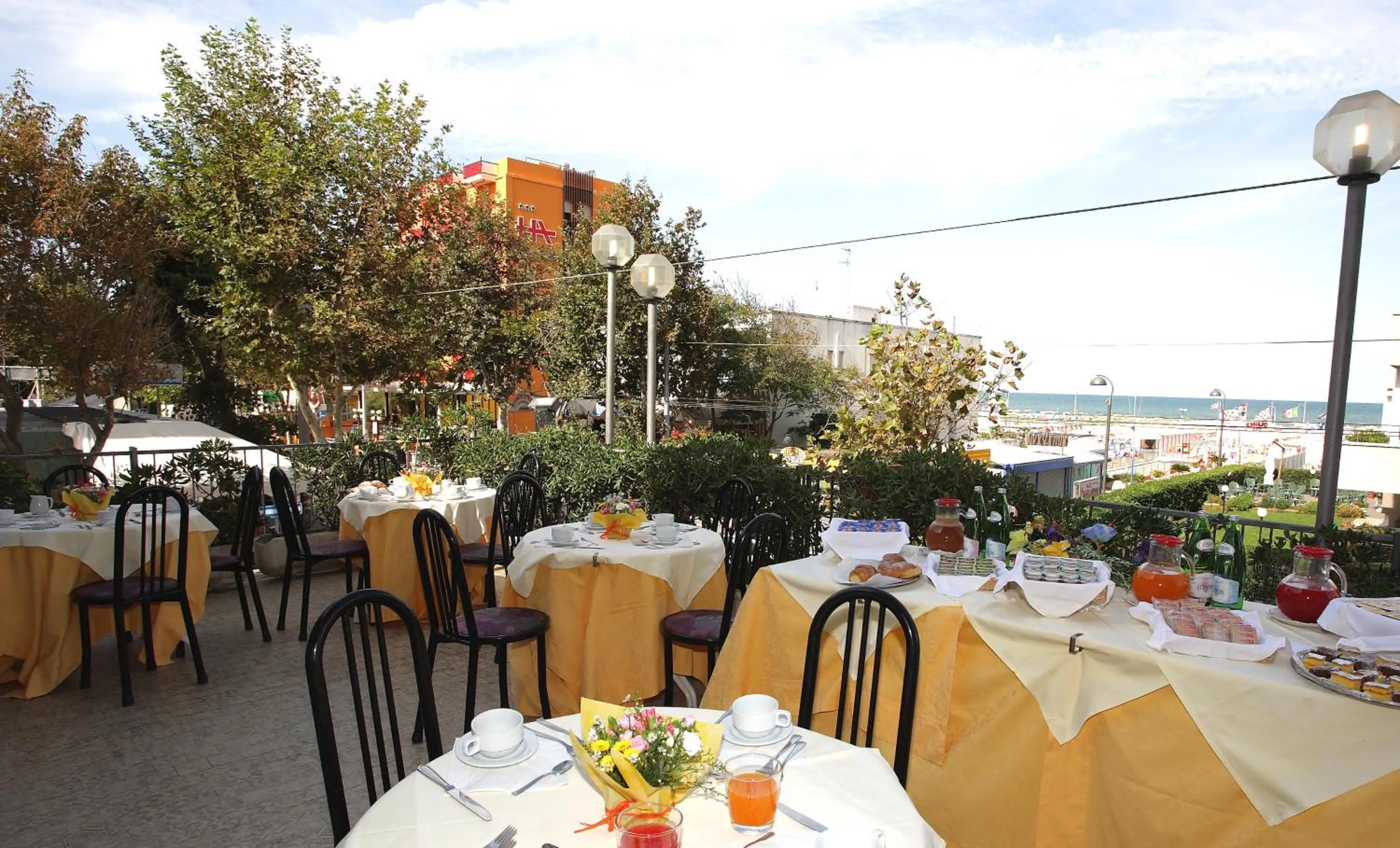 Restaurant/places to eat in Hotel 2000