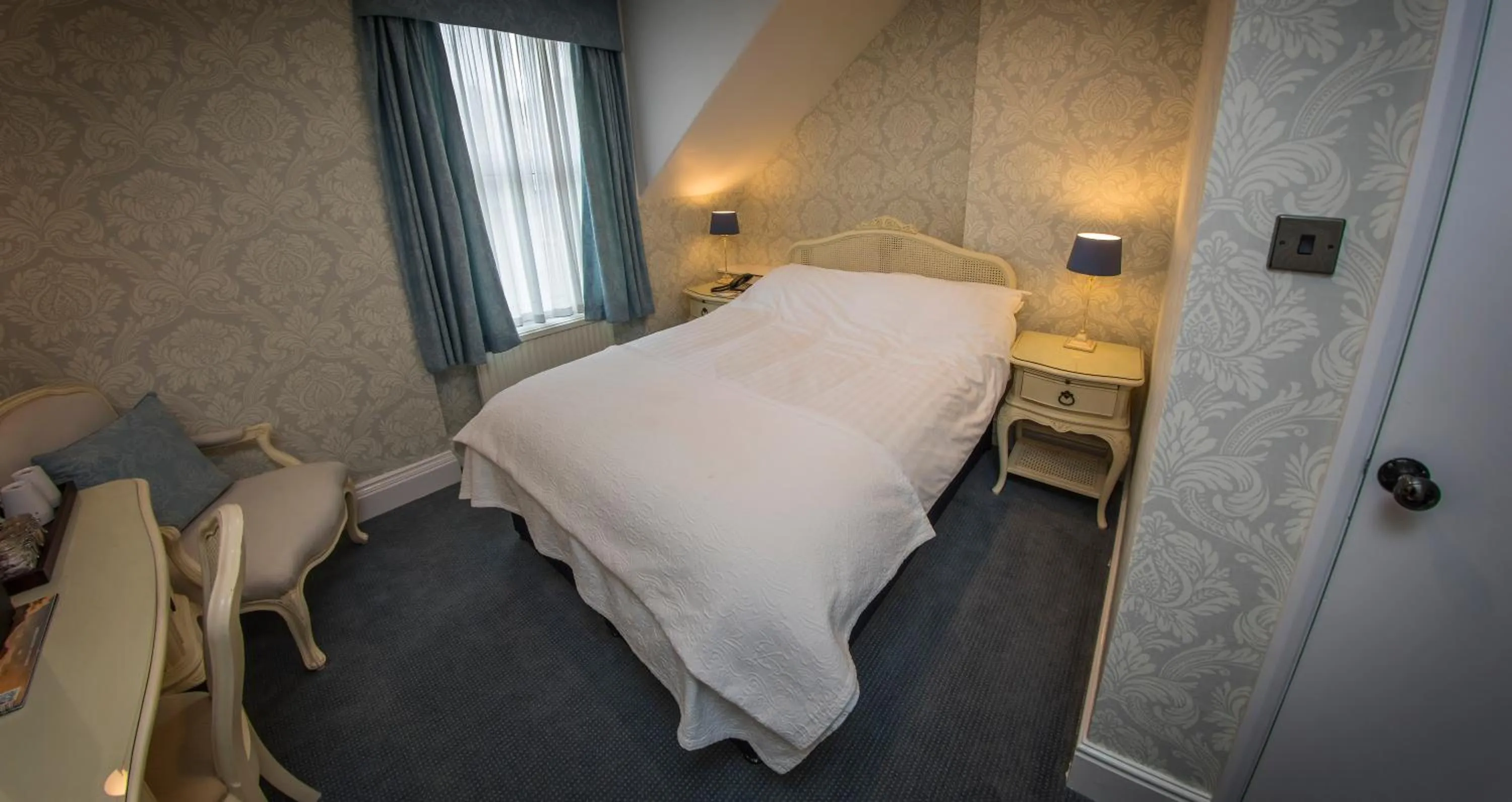 Bedroom, Bed in Dunoon Hotel