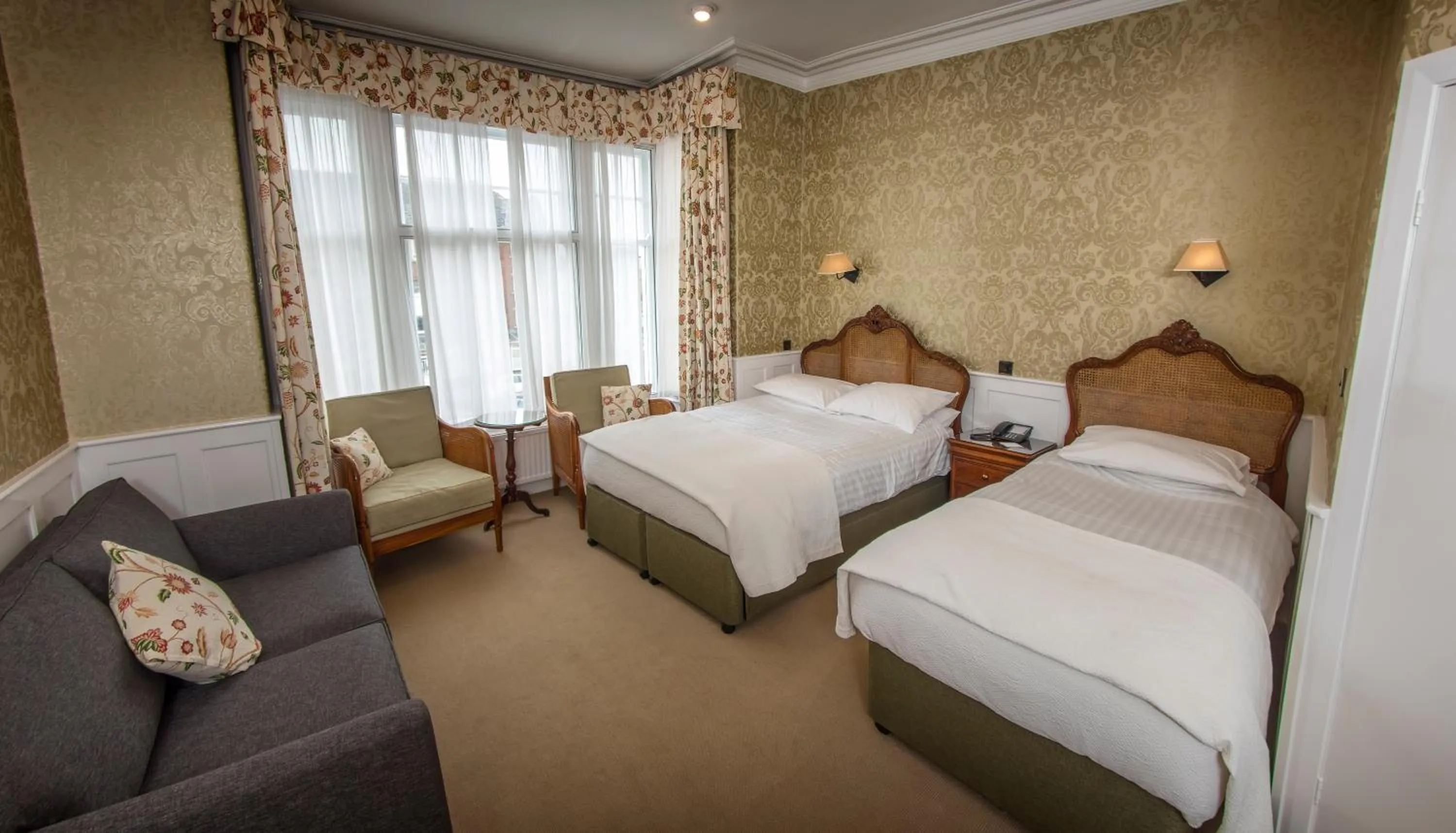 Bedroom, Bed in Dunoon Hotel