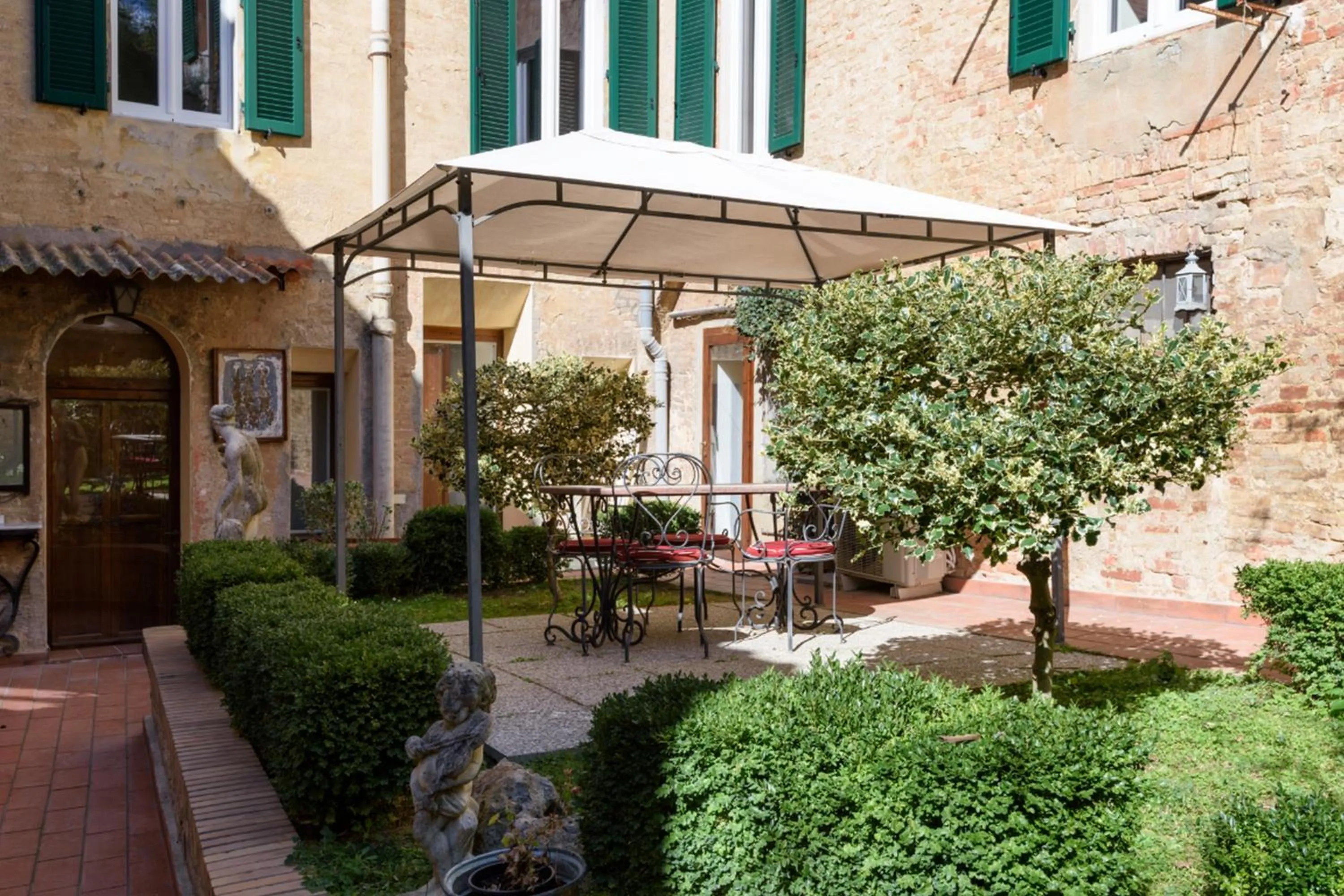 Patio in Piazza Paradiso Accommodation