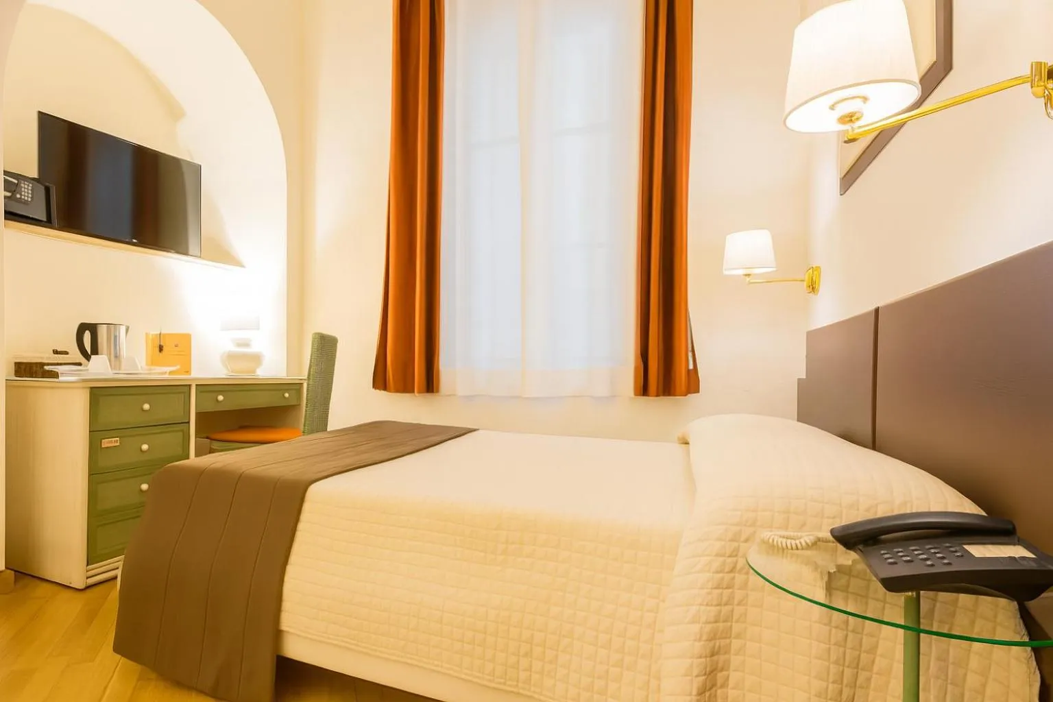 Bed in Piazza Paradiso Accommodation