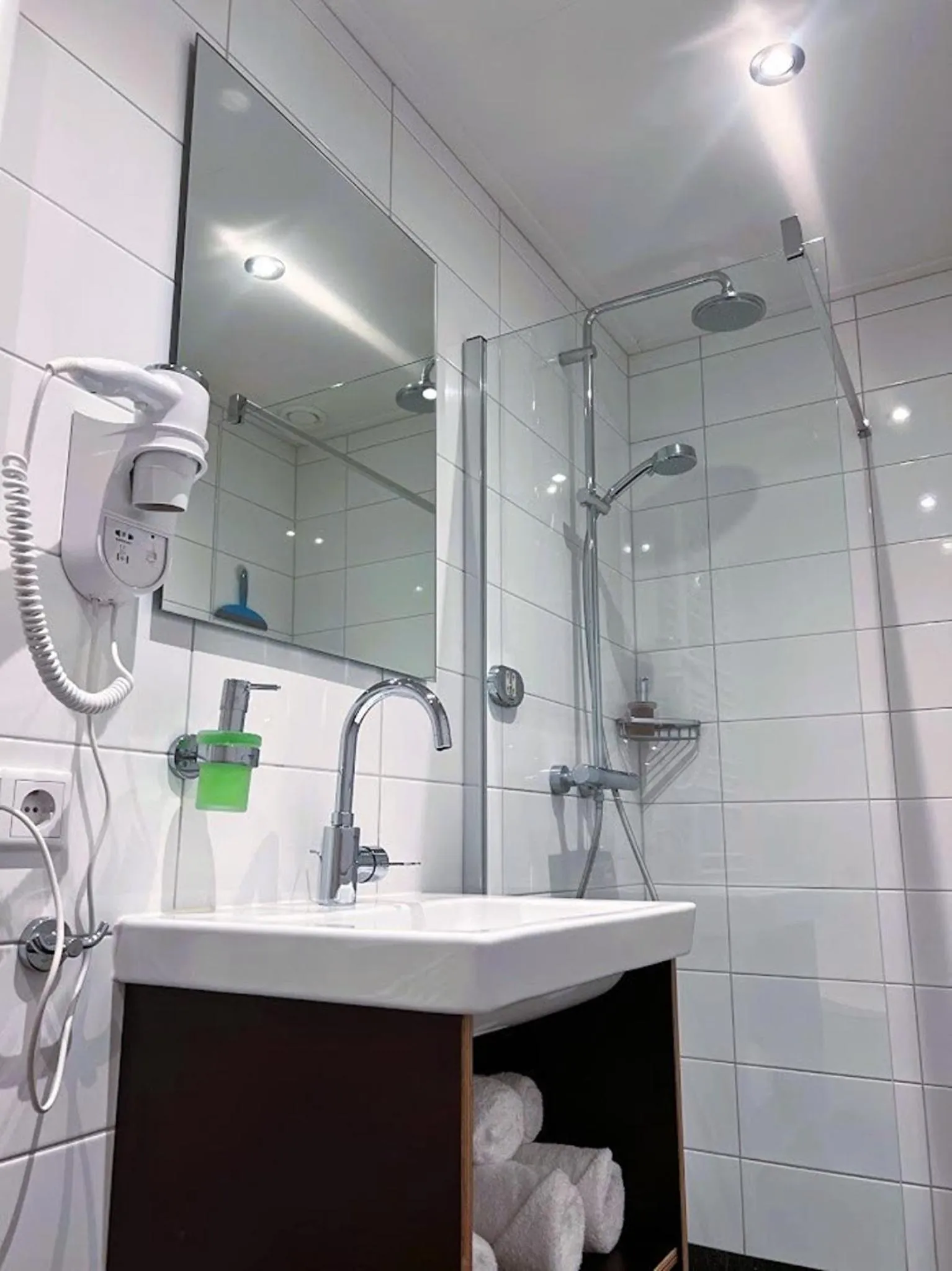 Shower in Hotel Loskade 45