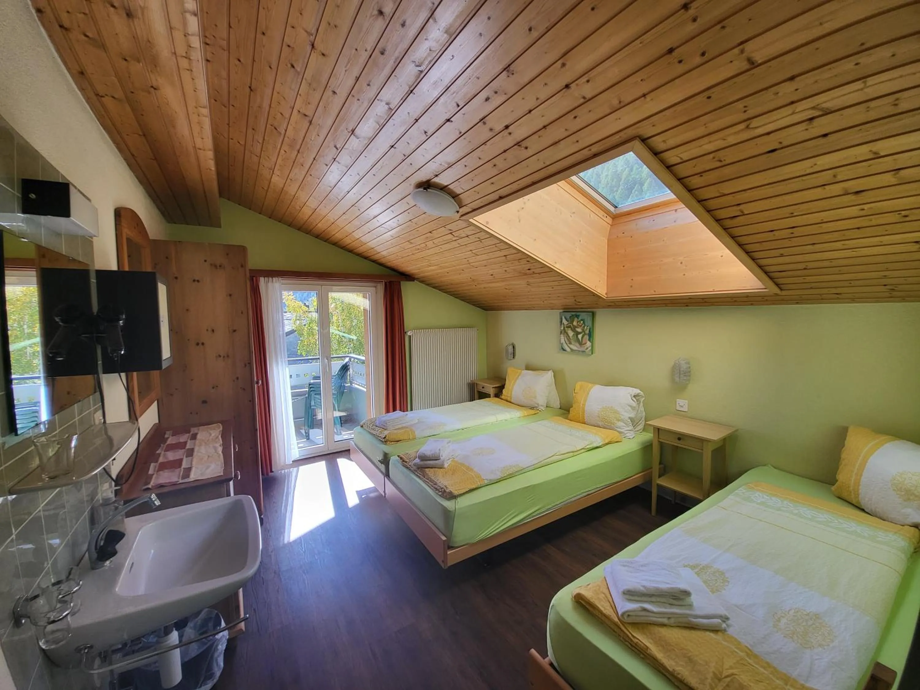 Photo of the whole room, Bed in Pension Heino