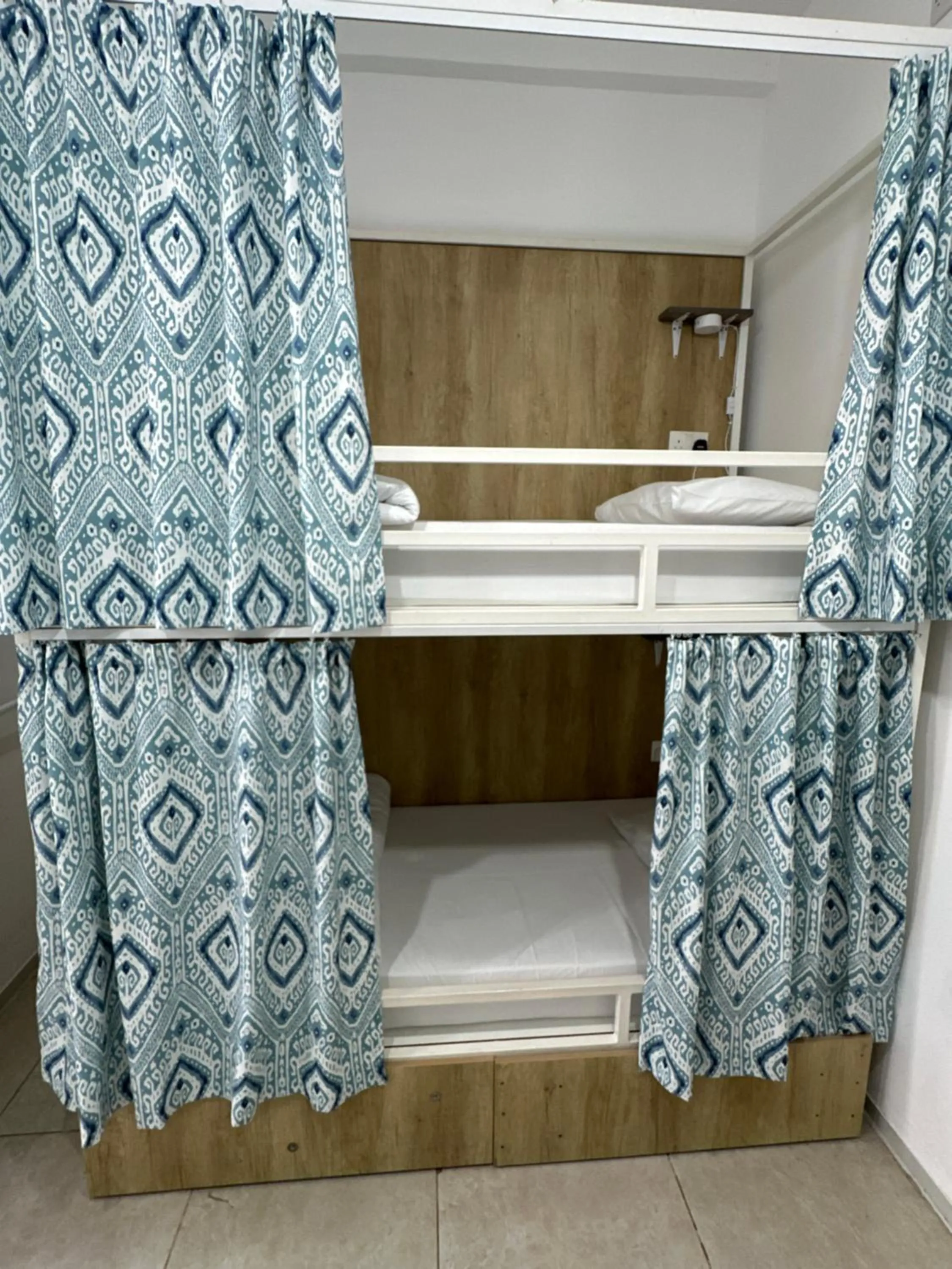 Follow the Sun Boutique Hostel - Pool, Breakfast & Sea Views