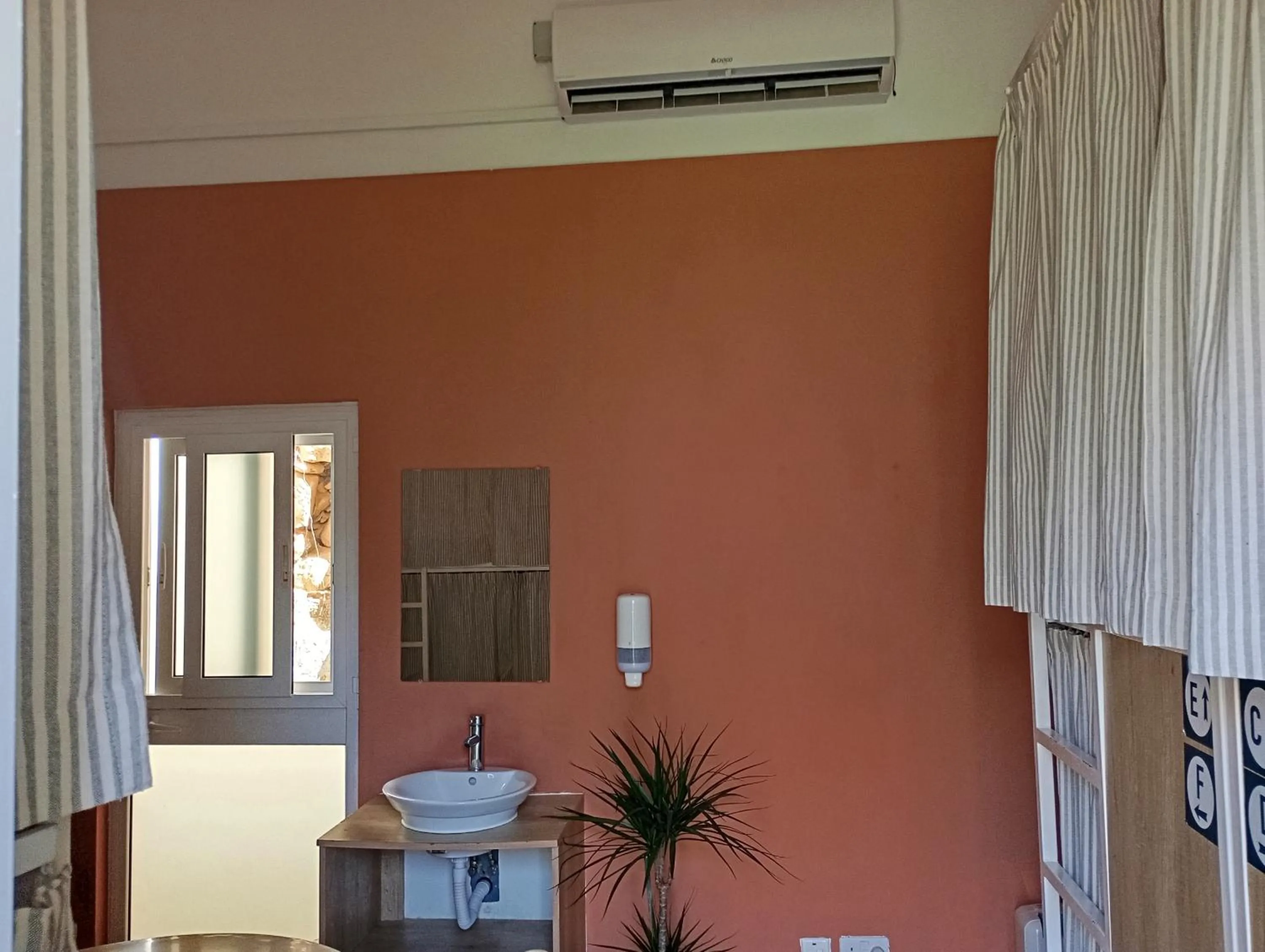 Follow the Sun Boutique Hostel - Pool, Breakfast & Sea Views