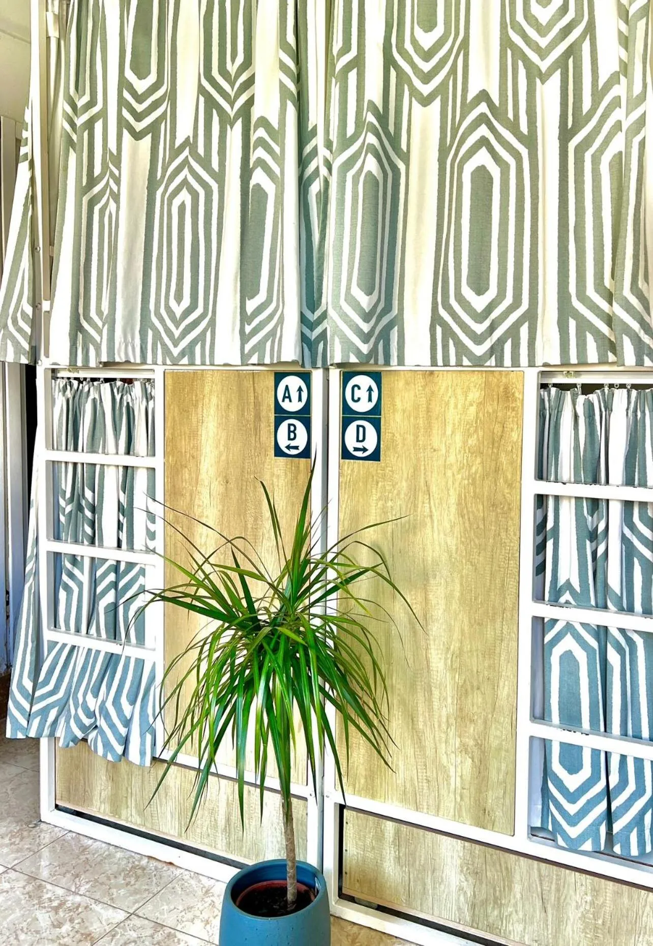 Follow the Sun Boutique Hostel - Pool, Breakfast & Sea Views