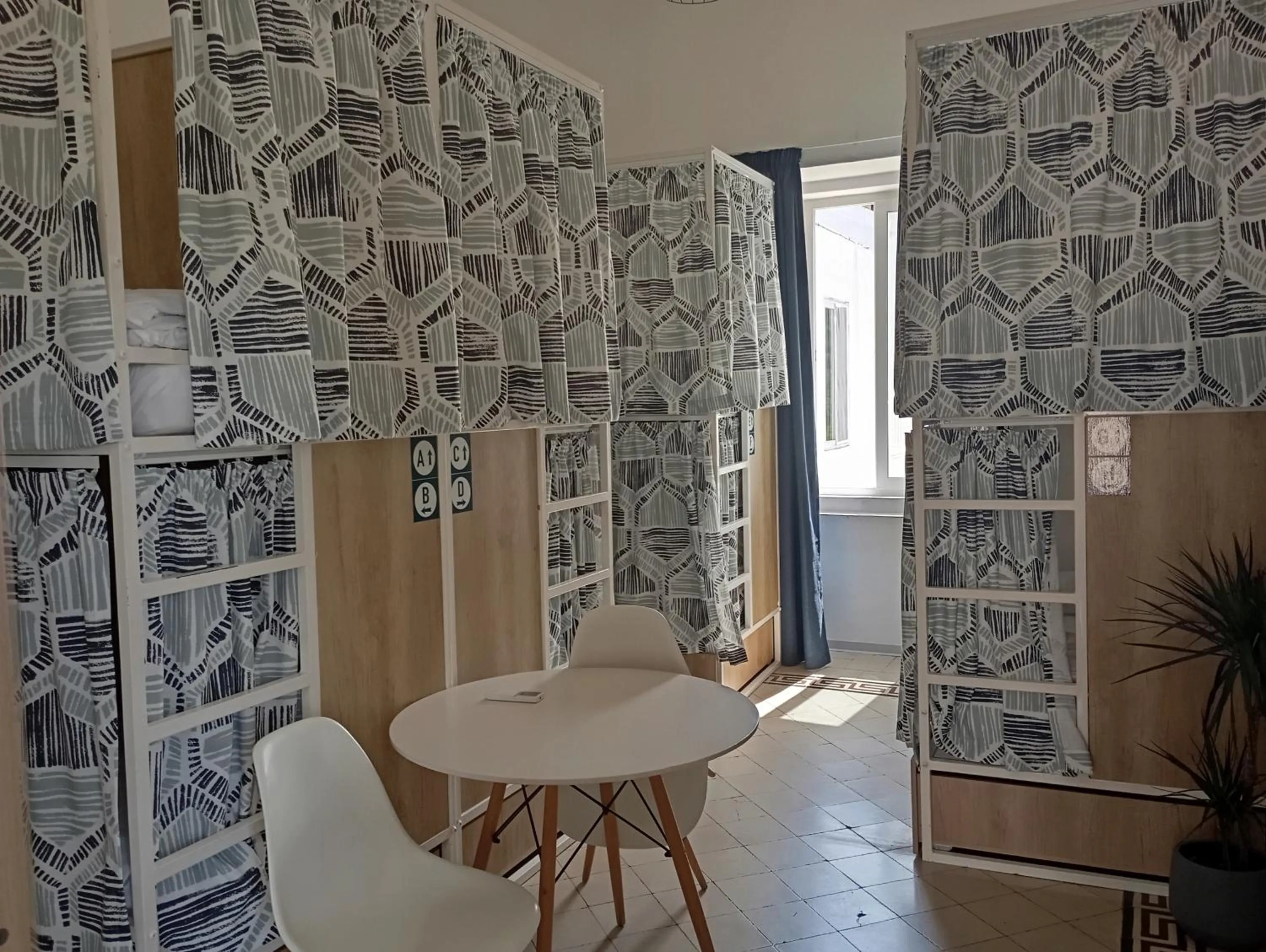 Follow the Sun Boutique Hostel - Pool, Breakfast & Sea Views