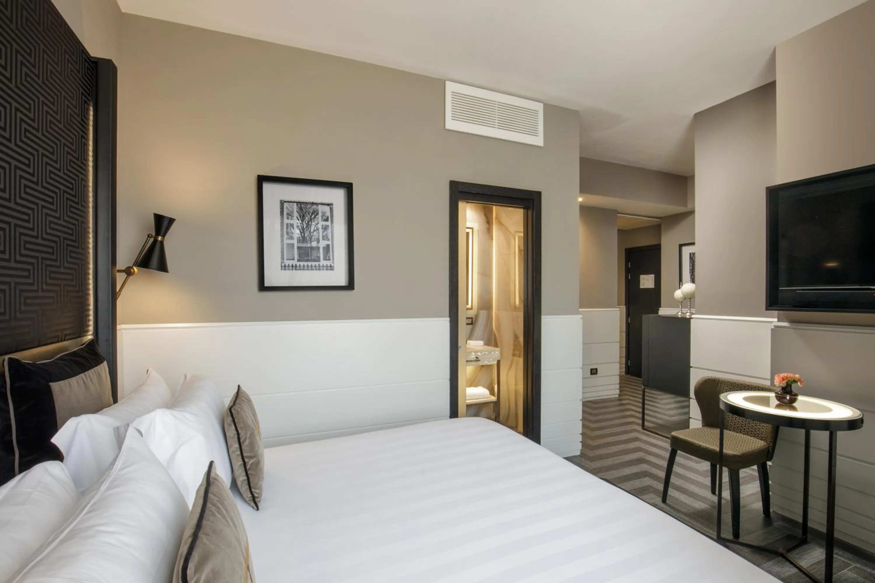 Photo of the whole room, Bed in The Tribune, part of JdV by Hyatt