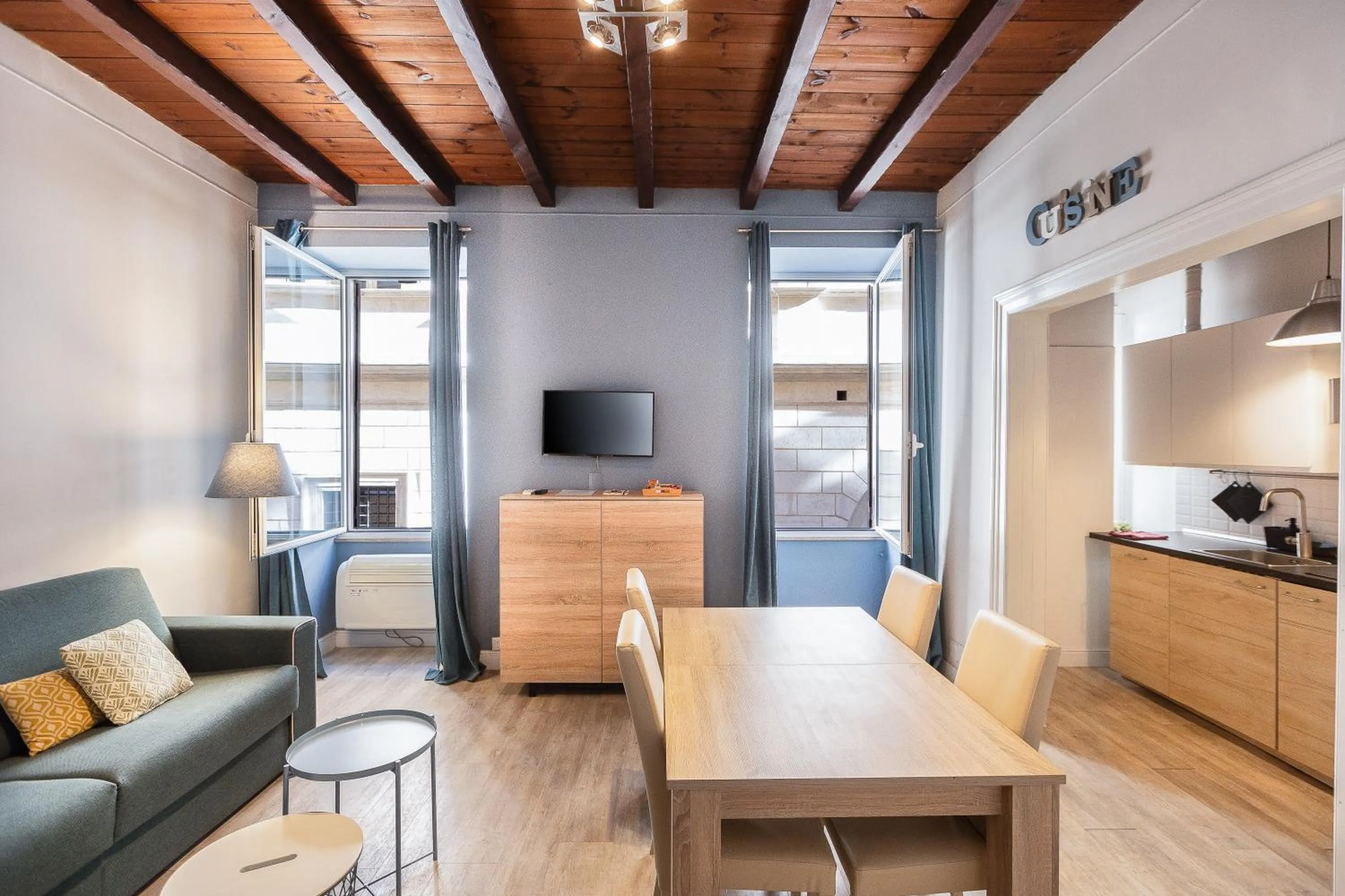 Communal lounge/ TV room in Piazza Navona Lovely Apartment