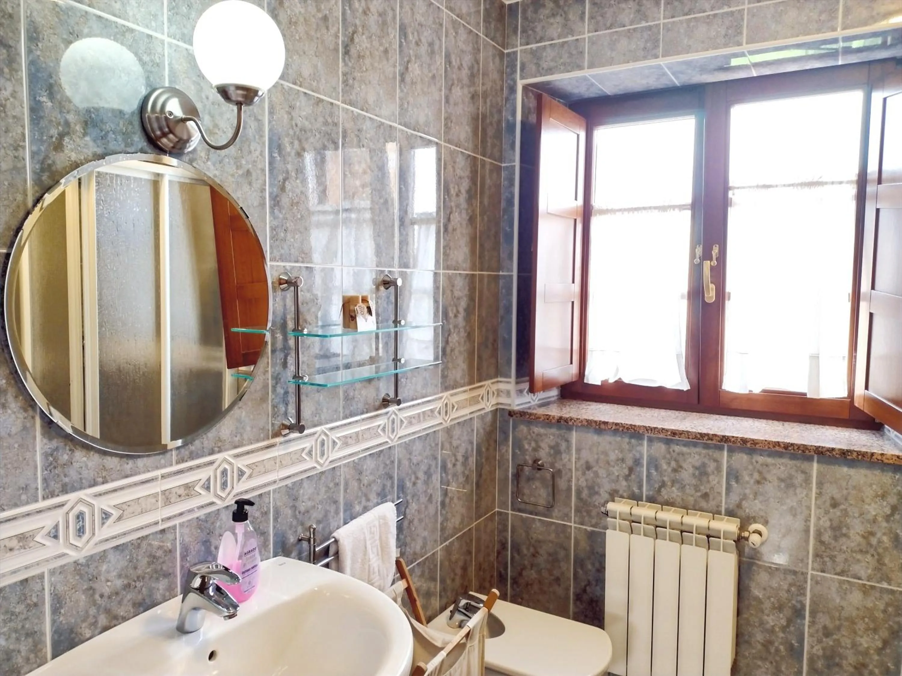 Toilet in Apartamentos Navalin