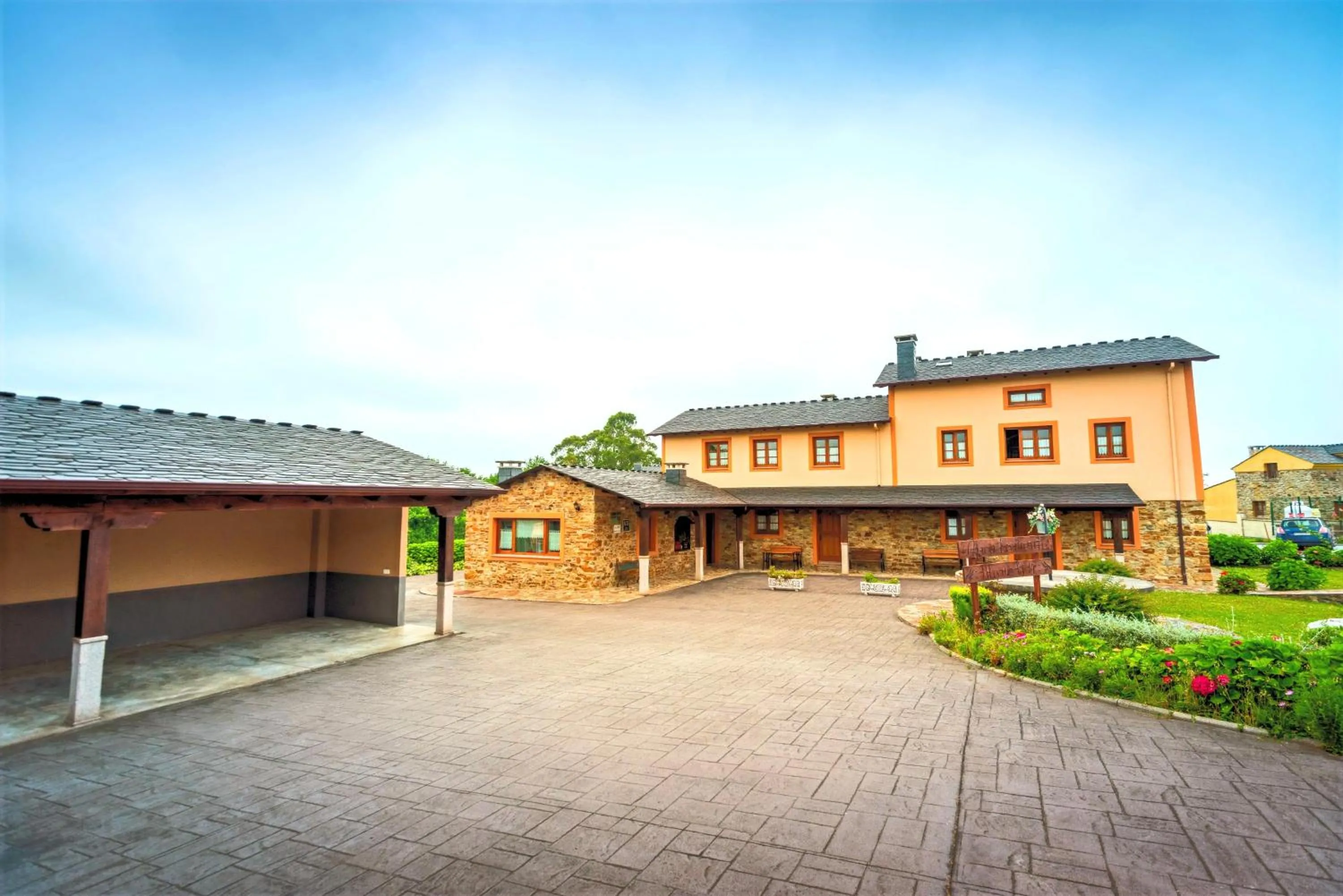 Property building in Apartamentos Navalin