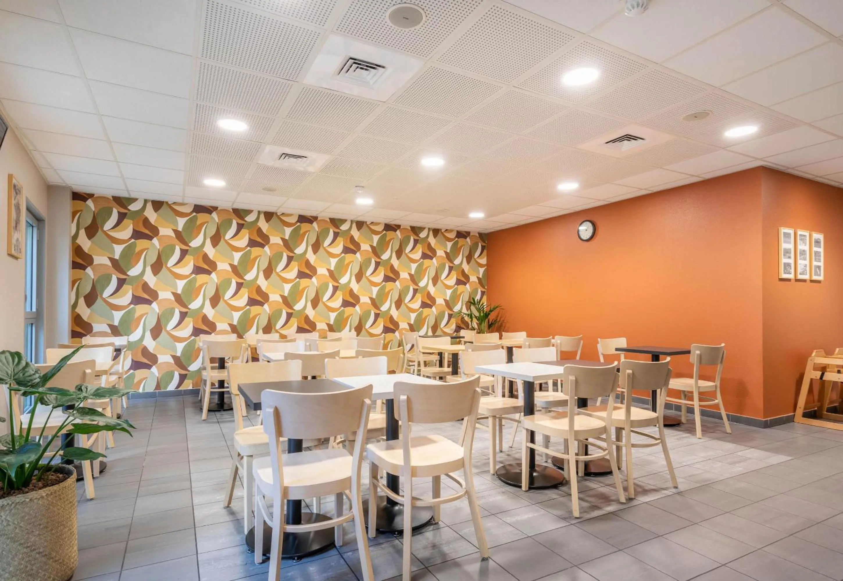 Restaurant/places to eat in B&B HOTEL Marseille Les Ports