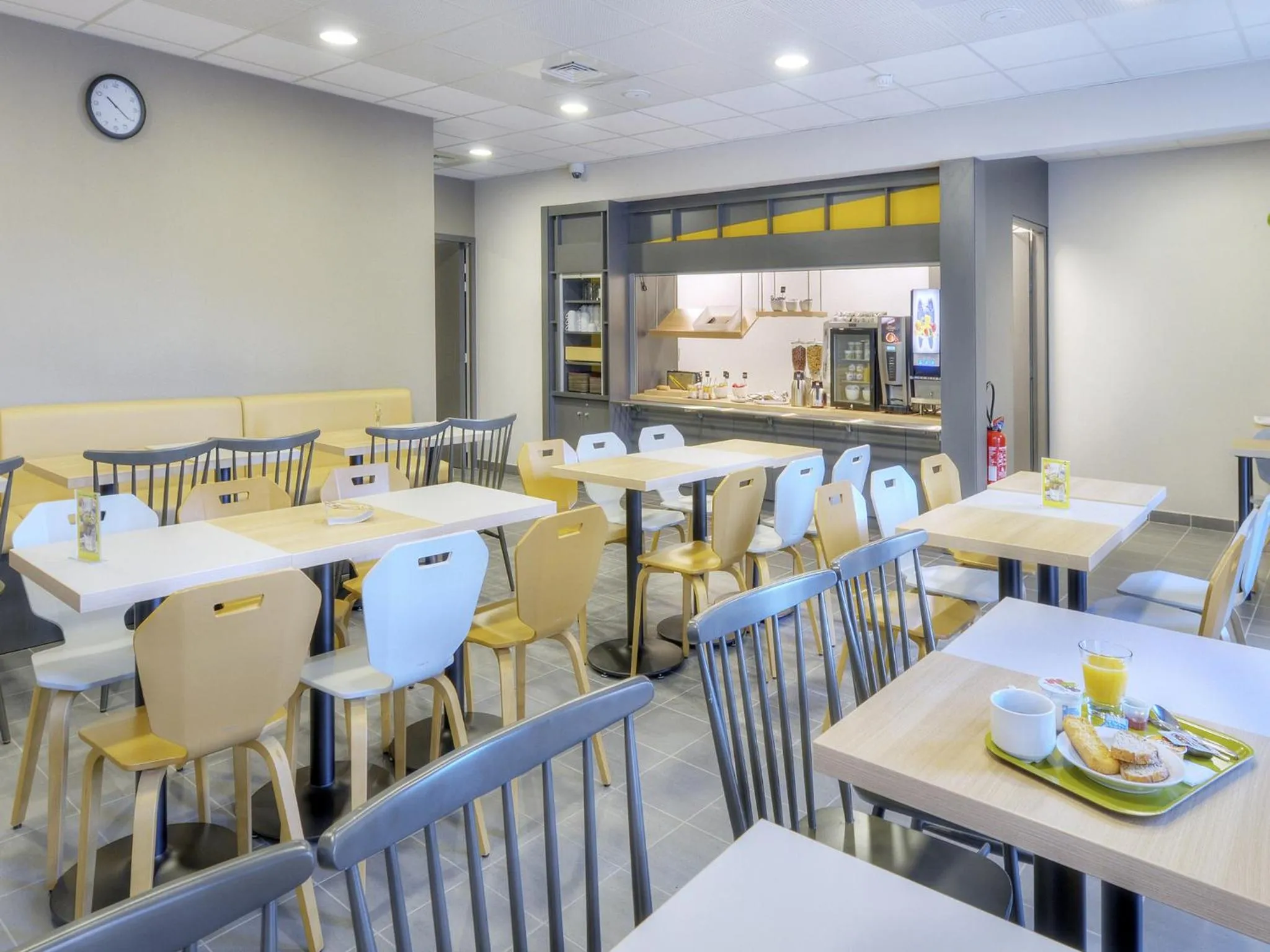 Restaurant/places to eat in B&B HOTEL Marseille Les Ports