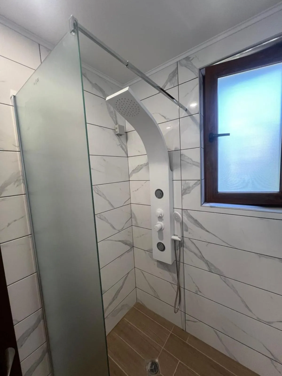 Shower in Hotel Central