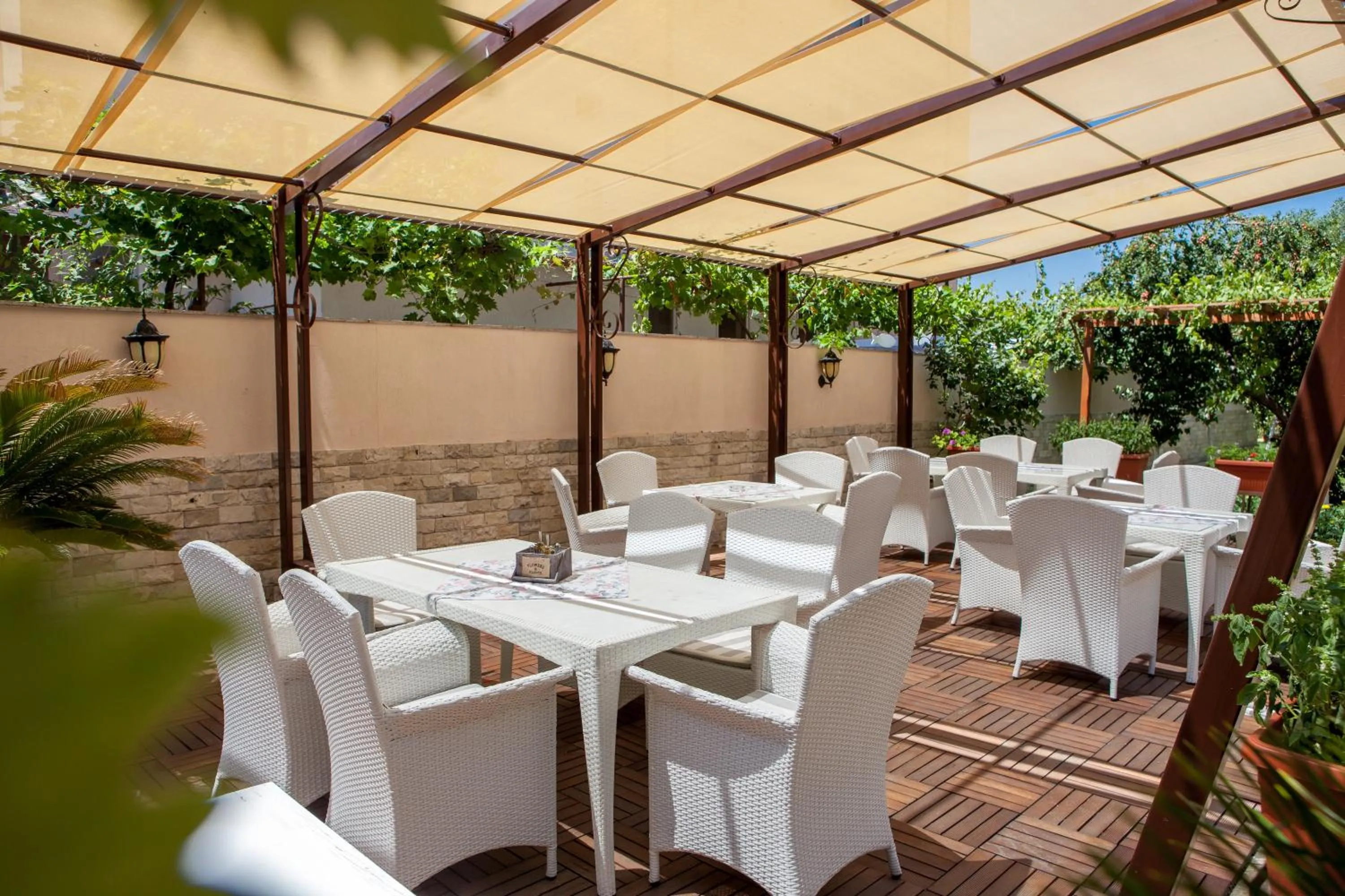 Restaurant/places to eat in Hotel Central