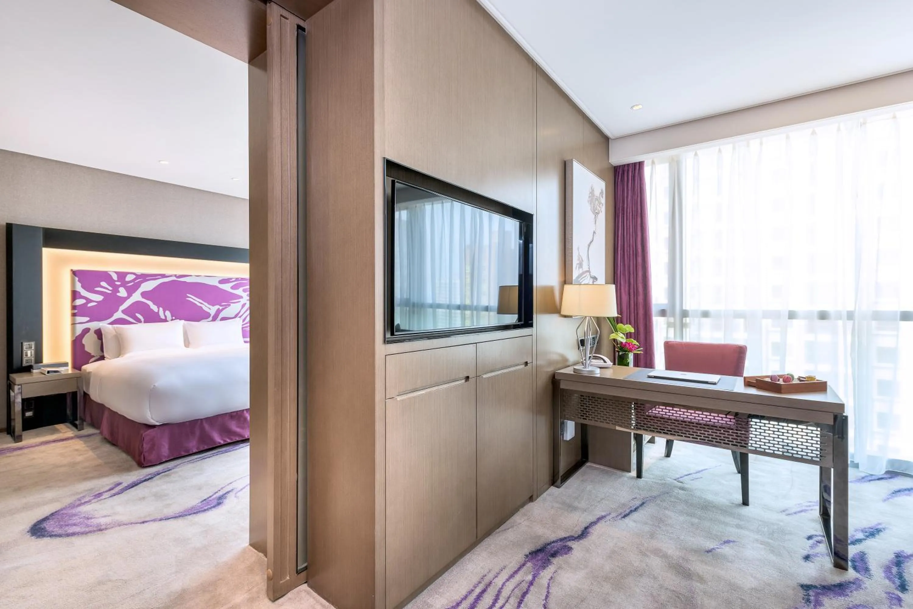 Bedroom, TV/Entertainment Center in Novotel Xi'an SCPG