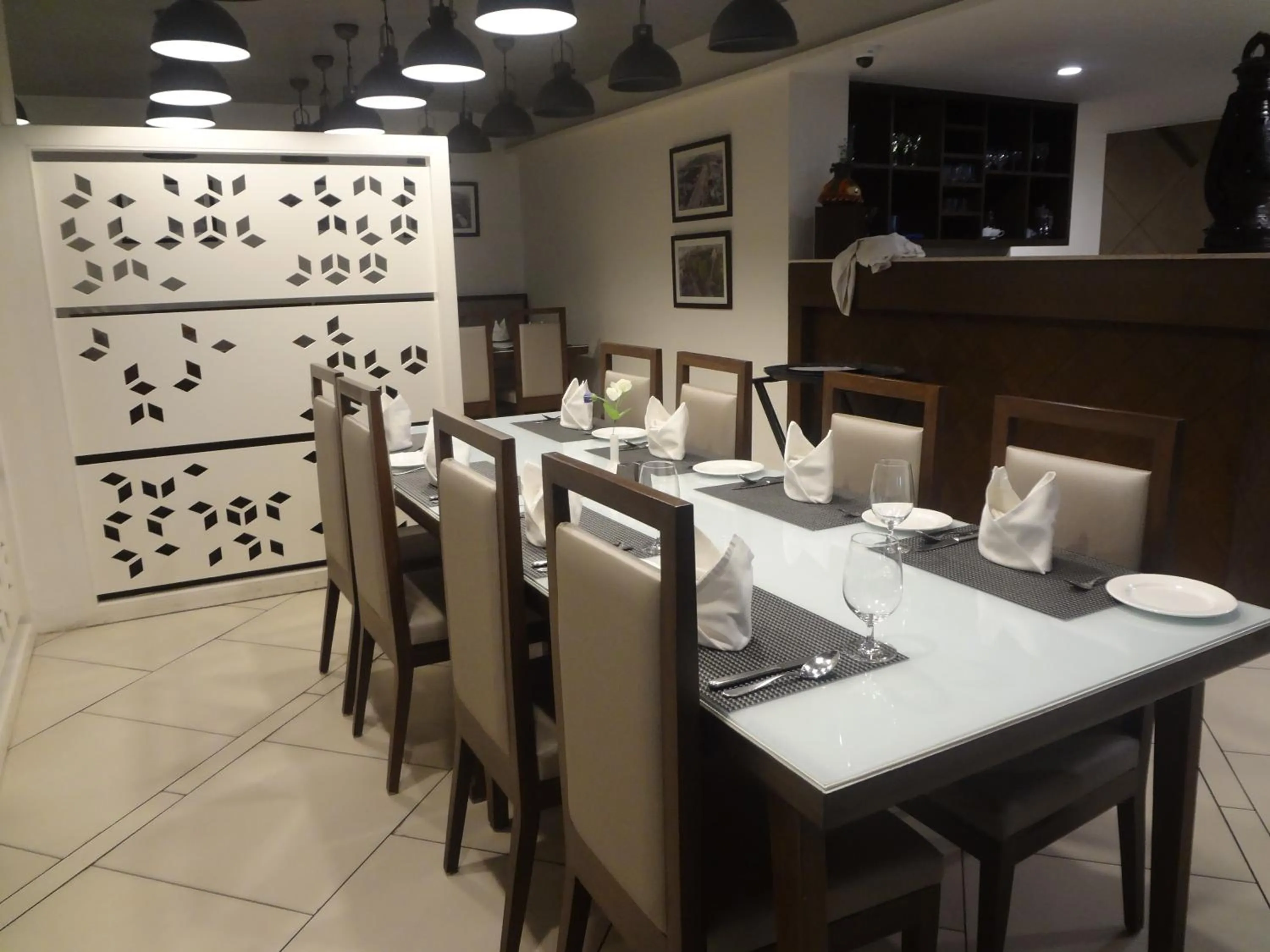Dining area in Comfort Inn Donil Vadodara