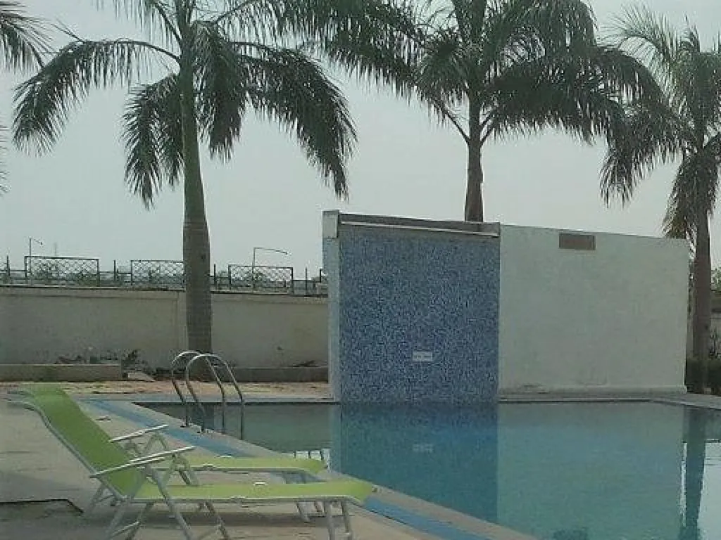 Swimming pool in Comfort Inn Donil Vadodara