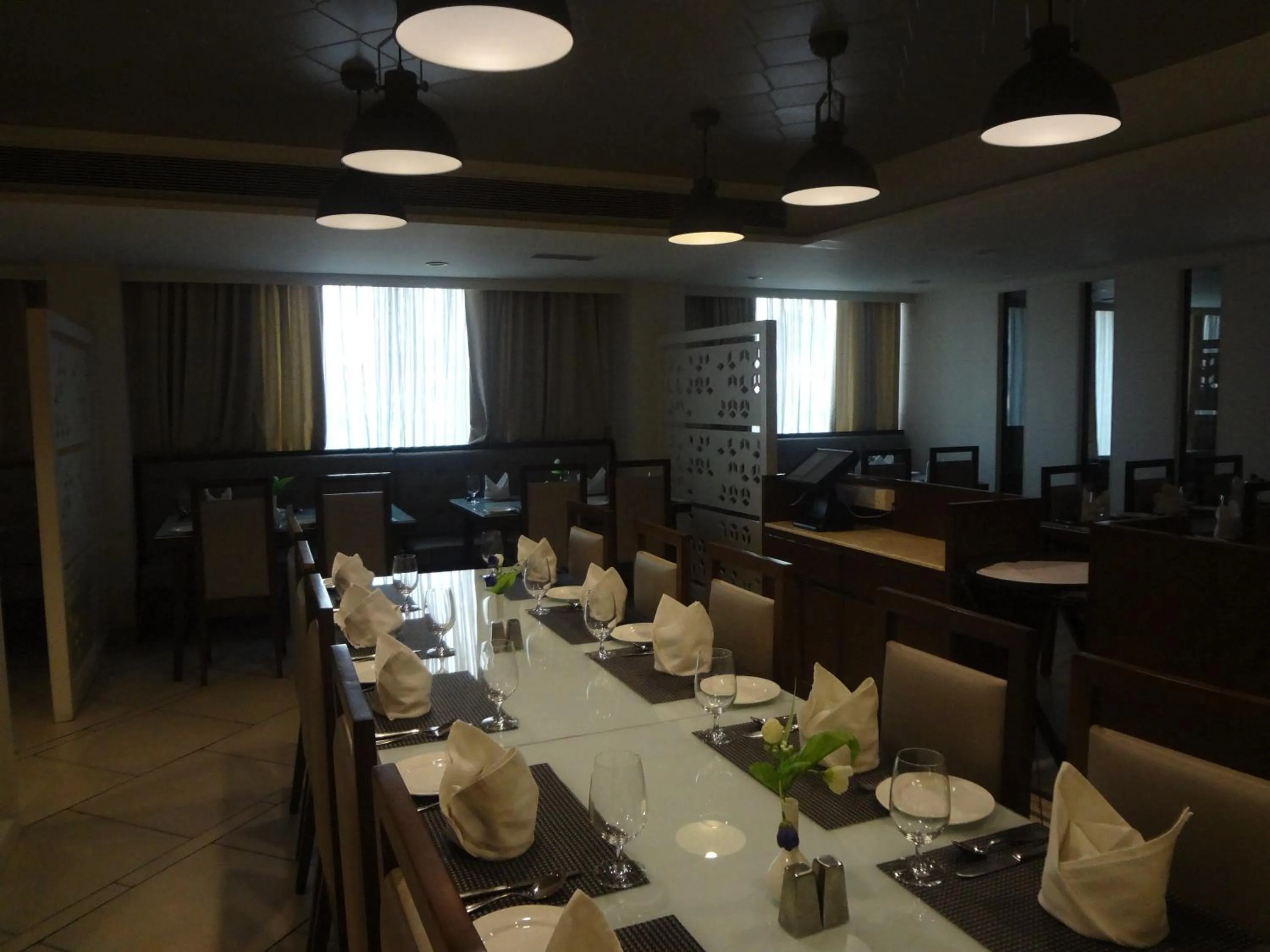 Restaurant/places to eat in Comfort Inn Donil Vadodara