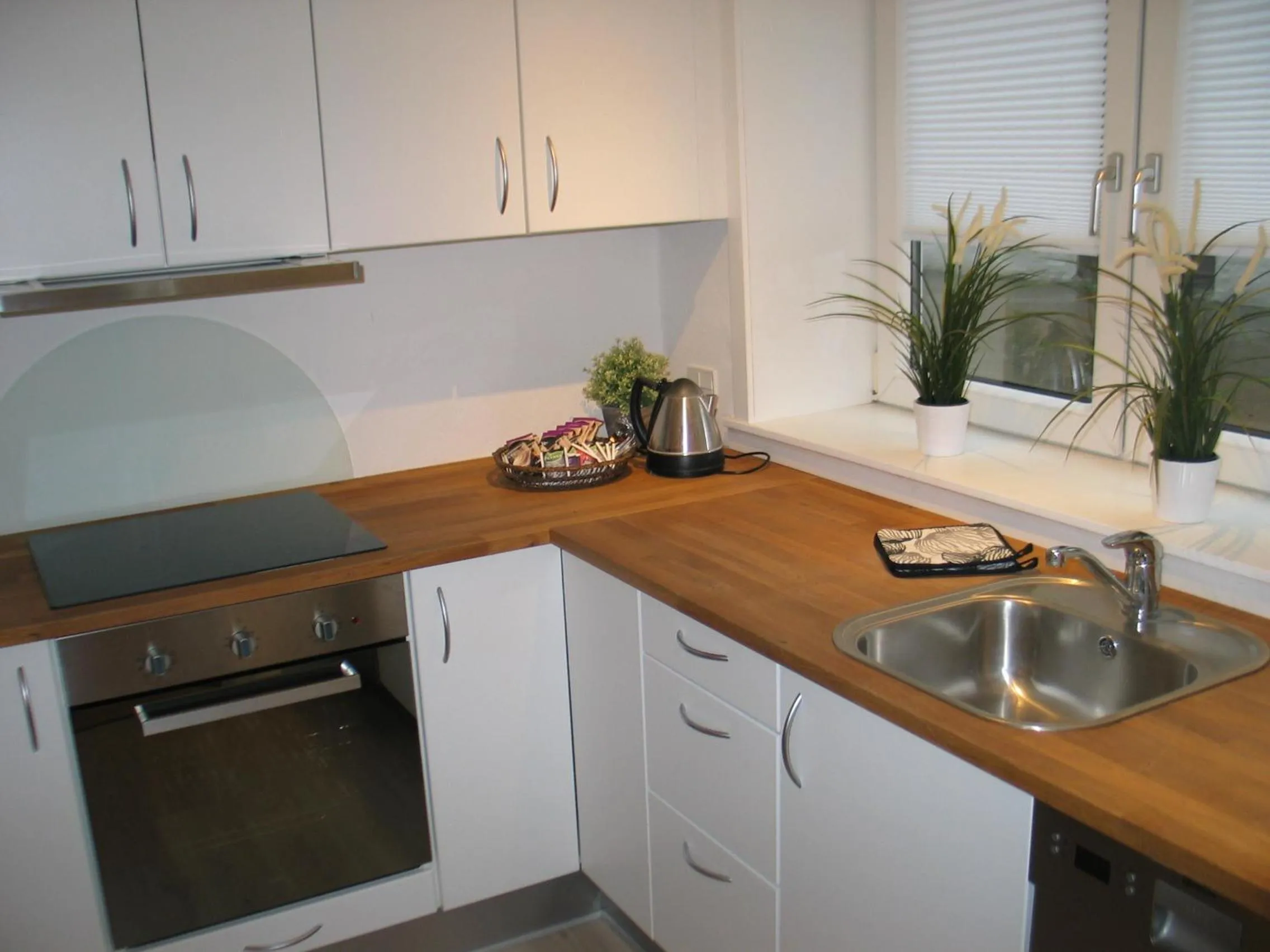 Communal kitchen in Aalborg City Rooms ApS