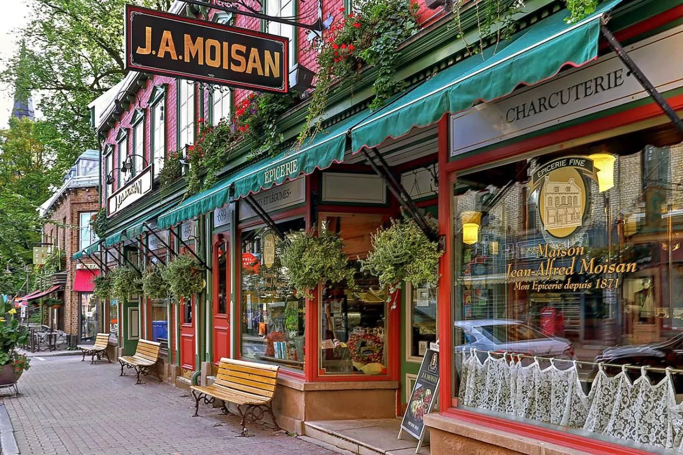 Facade/entrance in Auberge J.A Moisan