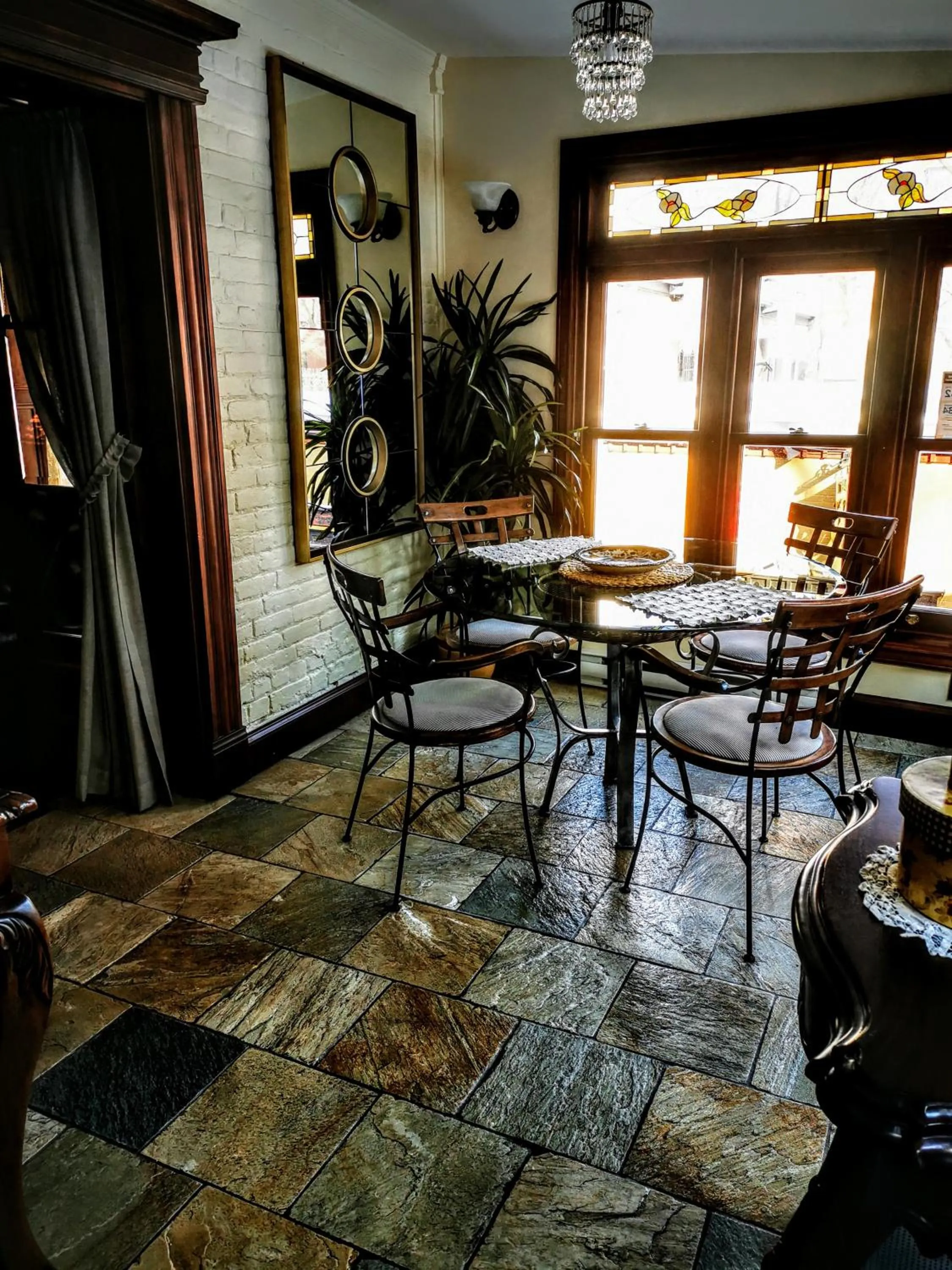 Dining area in Auberge J.A Moisan