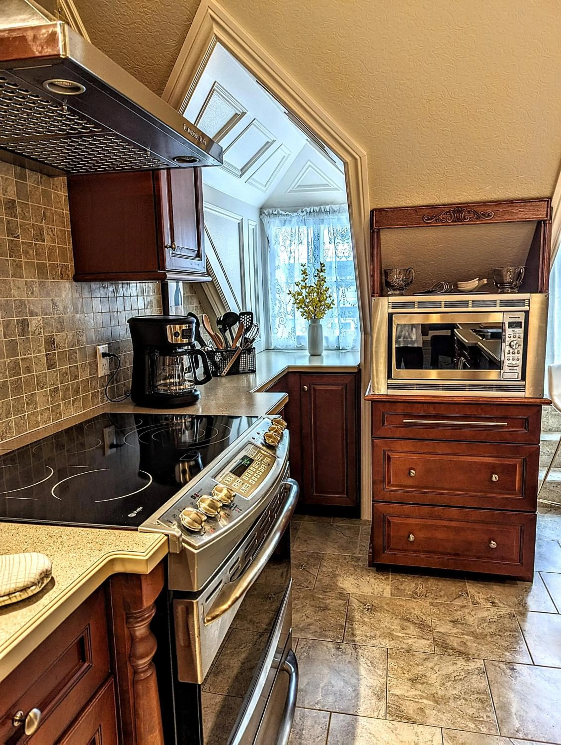 Kitchen or kitchenette in Auberge J.A Moisan