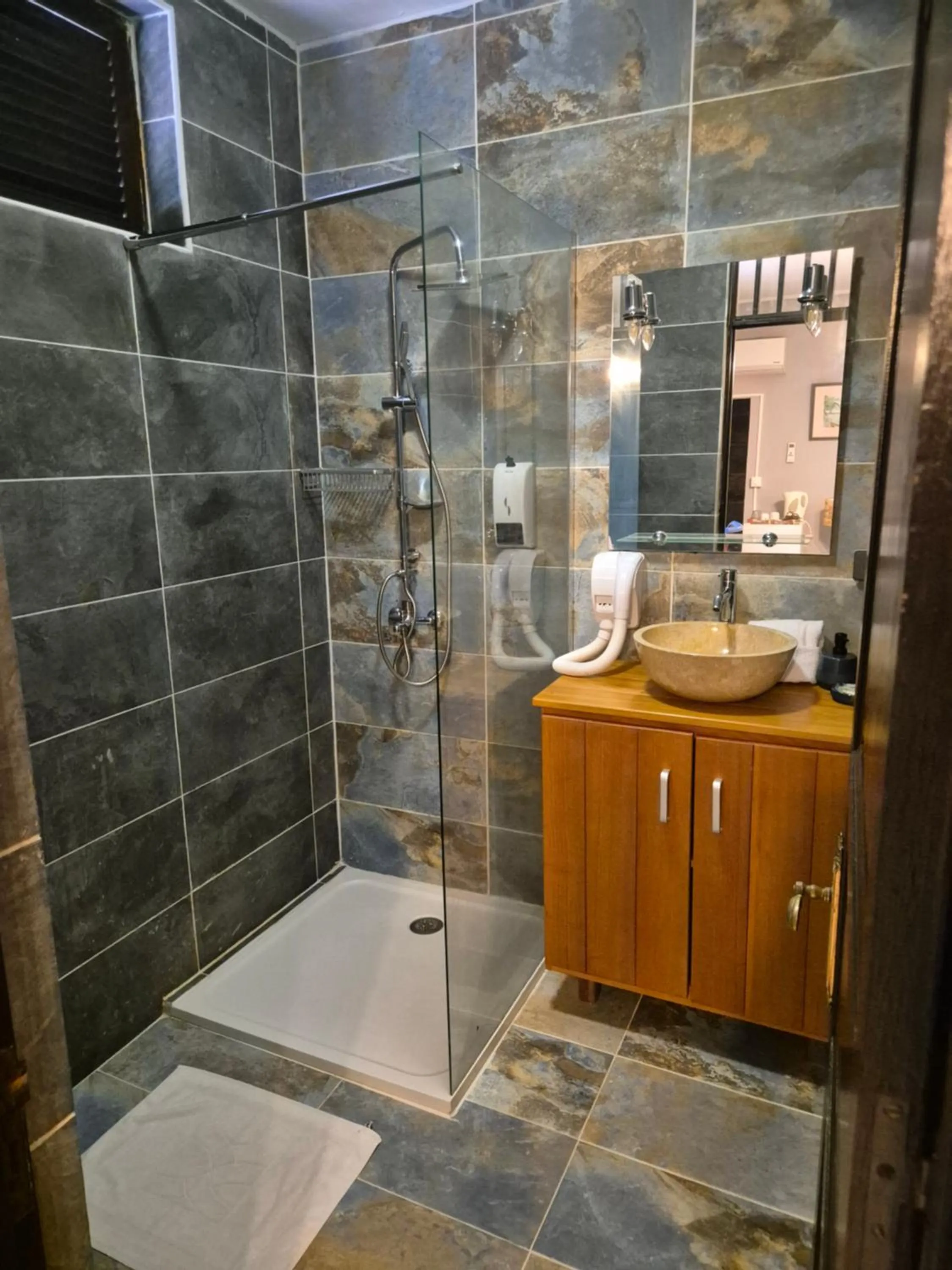 Bathroom in Hotel L'ebene Verte