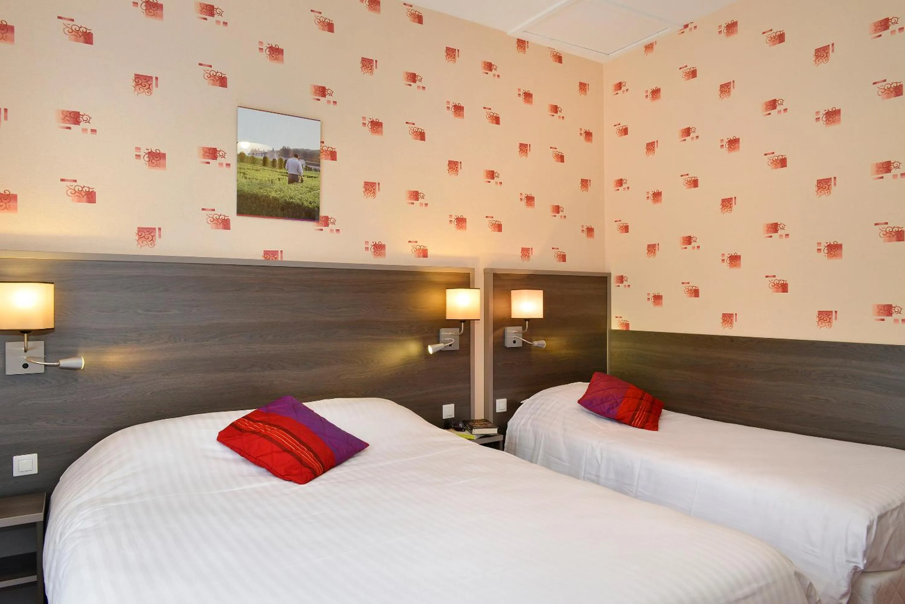 Toilet, Bed in Logis Hôtel Des Châteaux De La Loire