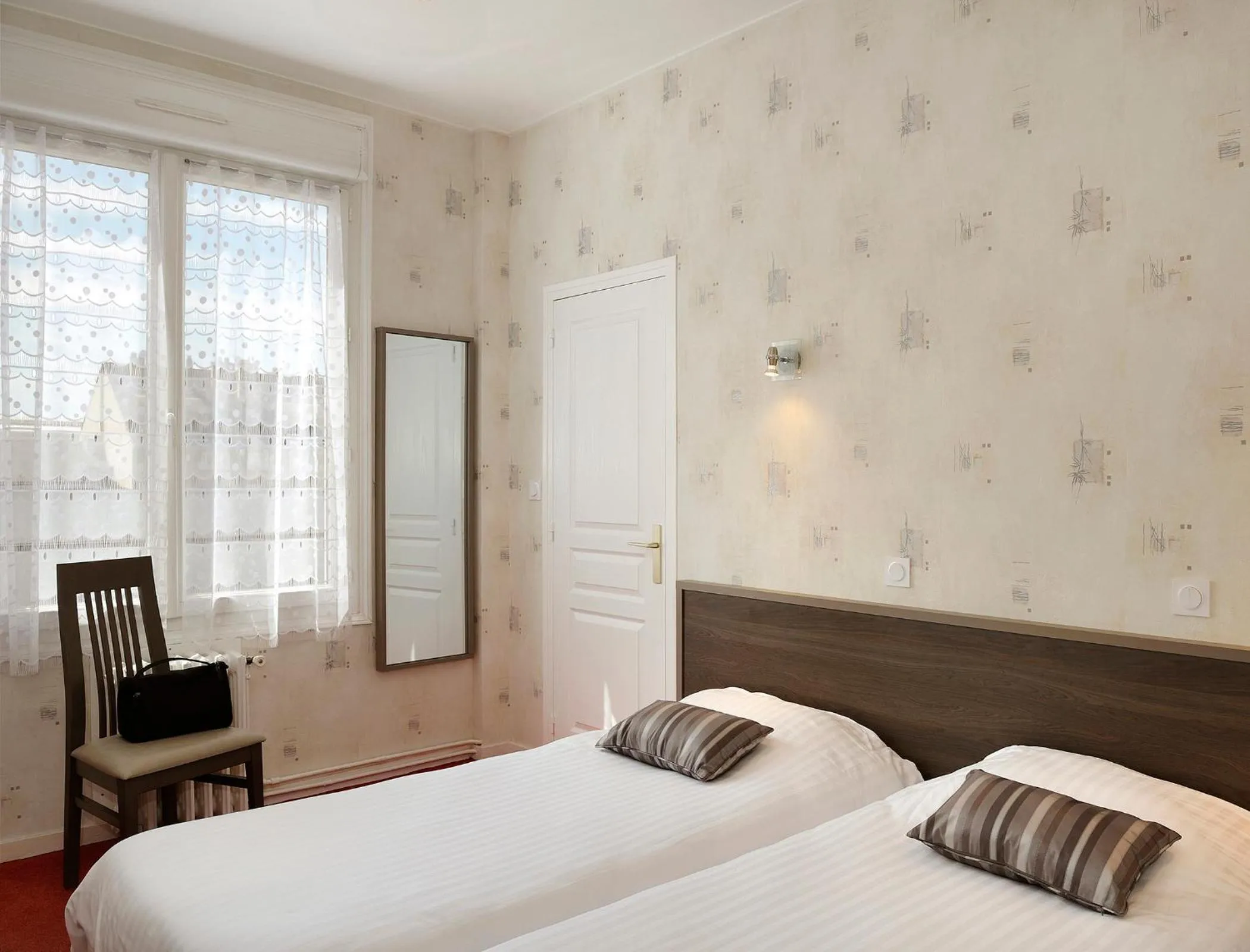 Bed in Logis Hôtel Des Châteaux De La Loire