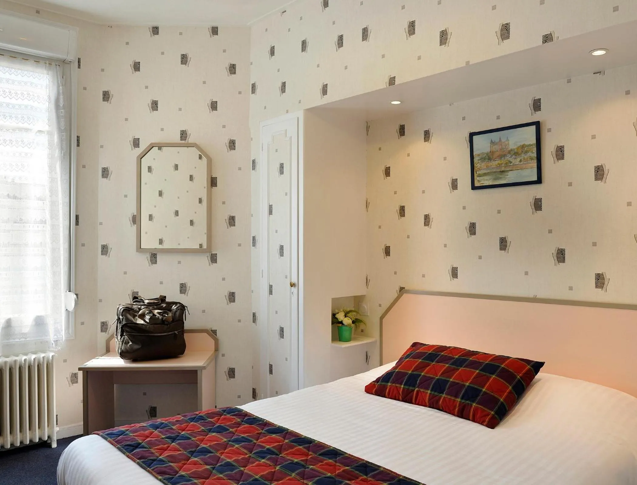 Toilet, Bed in Logis Hôtel Des Châteaux De La Loire