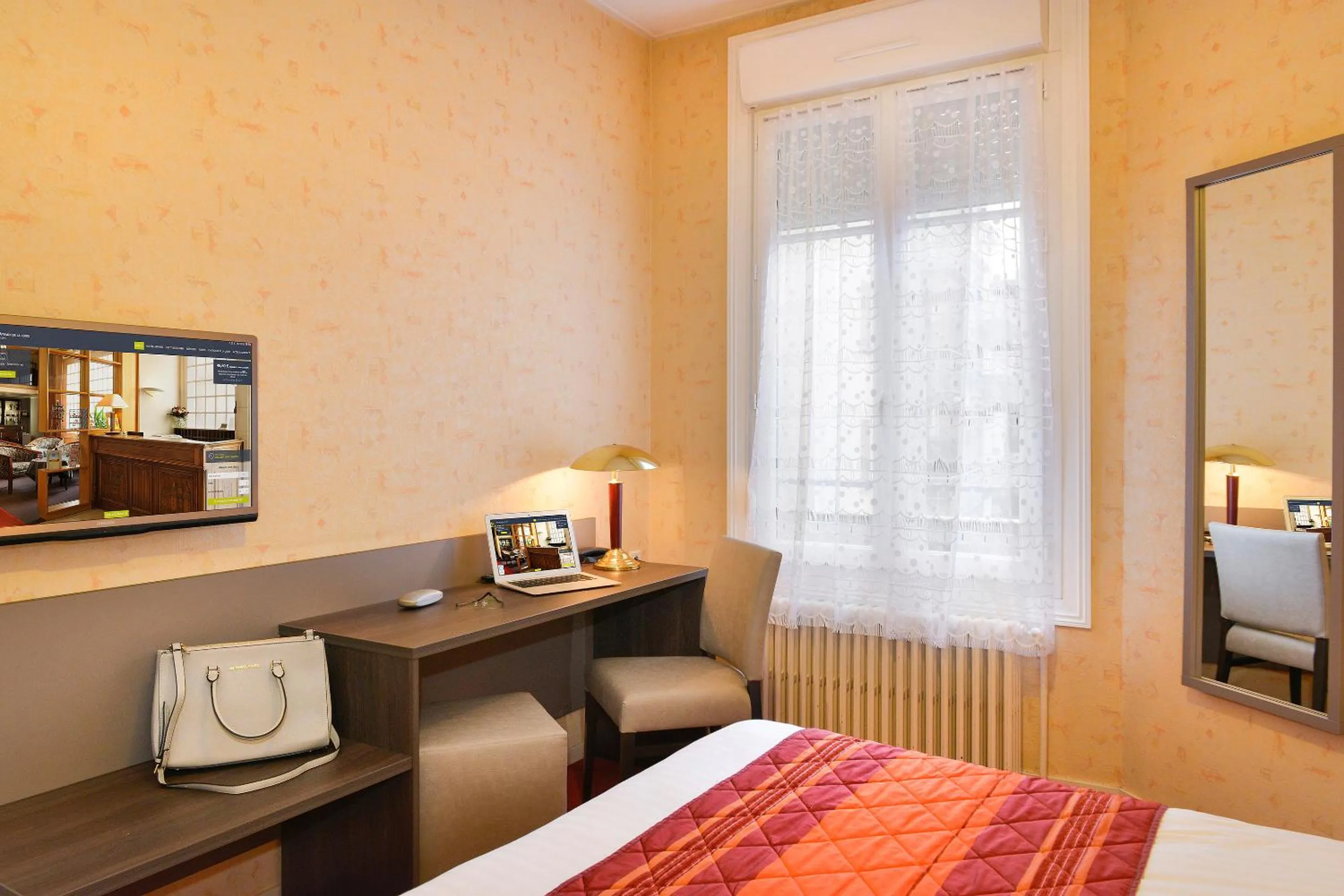 Toilet, Bed in Logis Hôtel Des Châteaux De La Loire